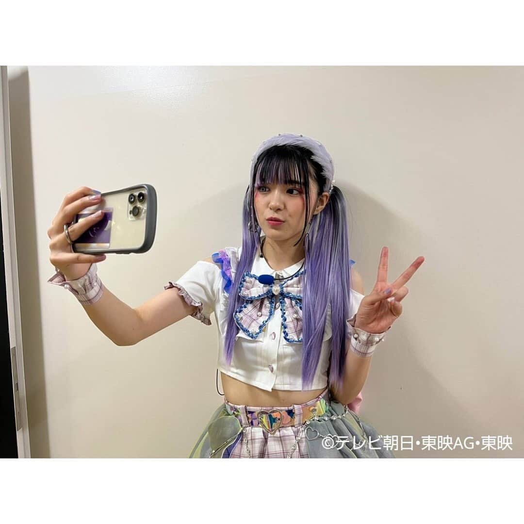 平川結月さんのインスタグラム写真 - (平川結月Instagram)「👑 ⁡ 王様戦隊キングオージャー 第38話ありがとうございました！ ⁡ ｢不動のアイドルデビュー｣ ⁡ 皆様いかがでしたでしょうか？ この撮影期間は、レコーディングしたりダンス練習したりと自分ってアーティストかな？と錯覚しながら毎日頑張っておりました！笑 リタとしてもここまで本格的に顔を出してお芝居する事が初めてだったので、撮影もすごく新鮮で視界良好でした👀 ⁡ ⁡ ダンスパフォーマンスは、以前舞台でもご一緒させて頂いた事務所の先輩である水野絵梨奈さんが担当してくださいました！ 練習から本番までずっとアドバイスを貰ったり励ましてもらったりと沢山助けて頂きました...！ ありがとうございました🙇🏻‍♀️✨️ ⁡ そして歌唱パフォーマンスは｢もっふんのうた｣を歌いながらパフォーマンスさせて頂きました！ こちらの振付は出口たかしさんが担当して下さいました！可愛い振付をありがとうございます🥹💜 皆さんに真似して踊って欲しいですねっ！ ⁡ そしてそして、事務所の先輩であるTHE RAMPAGEの皆さんにもお写真にて登場して頂きました！ ありがとうございました🙇🏻‍♀️ ⁡ そしてそしてそして、イコ･マリナ役で生駒里奈さんにもサプライズ登場して頂きました！！ もう目ん玉飛び出ましたよ、、、 本当にありがとうございました😭 ⁡ 第38話は本当に沢山の方が協力して下さって完成した回です。 本当にありがとうございました！ ⁡ ⁡ 来週は第39話。 ンコソパ頂上決戦です。 見どころ満載！！！！ お楽しみに💫 ⁡ #王様戦隊キングオージャー #キングオージャー #水野絵梨奈 さん #出口たかし さん #THERAMPAGE さん #生駒里奈 さん」11月26日 12時45分 - yuzuki_hirakawa_official