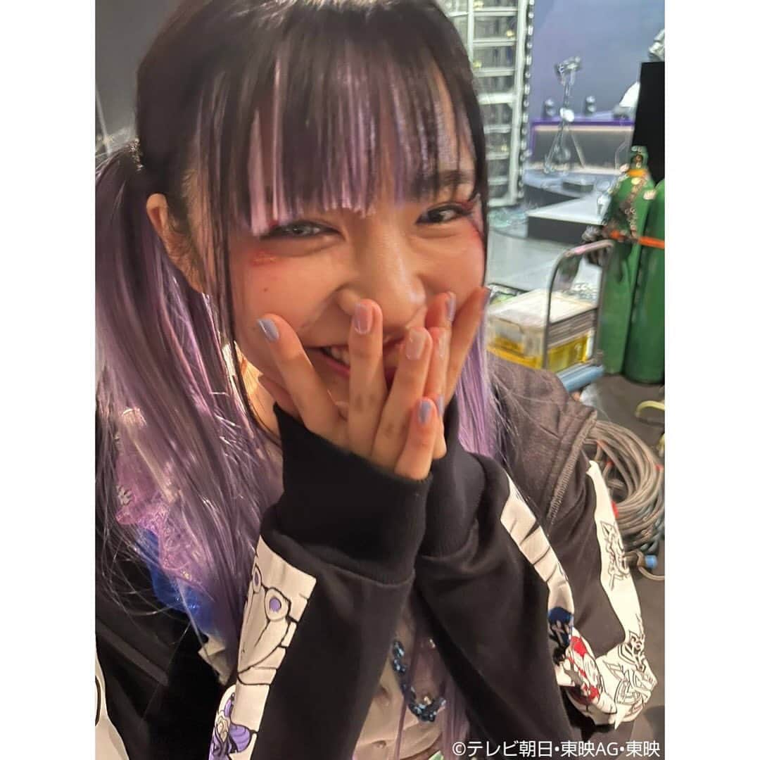 平川結月さんのインスタグラム写真 - (平川結月Instagram)「👑 ⁡ 王様戦隊キングオージャー 第38話ありがとうございました！ ⁡ ｢不動のアイドルデビュー｣ ⁡ 皆様いかがでしたでしょうか？ この撮影期間は、レコーディングしたりダンス練習したりと自分ってアーティストかな？と錯覚しながら毎日頑張っておりました！笑 リタとしてもここまで本格的に顔を出してお芝居する事が初めてだったので、撮影もすごく新鮮で視界良好でした👀 ⁡ ⁡ ダンスパフォーマンスは、以前舞台でもご一緒させて頂いた事務所の先輩である水野絵梨奈さんが担当してくださいました！ 練習から本番までずっとアドバイスを貰ったり励ましてもらったりと沢山助けて頂きました...！ ありがとうございました🙇🏻‍♀️✨️ ⁡ そして歌唱パフォーマンスは｢もっふんのうた｣を歌いながらパフォーマンスさせて頂きました！ こちらの振付は出口たかしさんが担当して下さいました！可愛い振付をありがとうございます🥹💜 皆さんに真似して踊って欲しいですねっ！ ⁡ そしてそして、事務所の先輩であるTHE RAMPAGEの皆さんにもお写真にて登場して頂きました！ ありがとうございました🙇🏻‍♀️ ⁡ そしてそしてそして、イコ･マリナ役で生駒里奈さんにもサプライズ登場して頂きました！！ もう目ん玉飛び出ましたよ、、、 本当にありがとうございました😭 ⁡ 第38話は本当に沢山の方が協力して下さって完成した回です。 本当にありがとうございました！ ⁡ ⁡ 来週は第39話。 ンコソパ頂上決戦です。 見どころ満載！！！！ お楽しみに💫 ⁡ #王様戦隊キングオージャー #キングオージャー #水野絵梨奈 さん #出口たかし さん #THERAMPAGE さん #生駒里奈 さん」11月26日 12時45分 - yuzuki_hirakawa_official