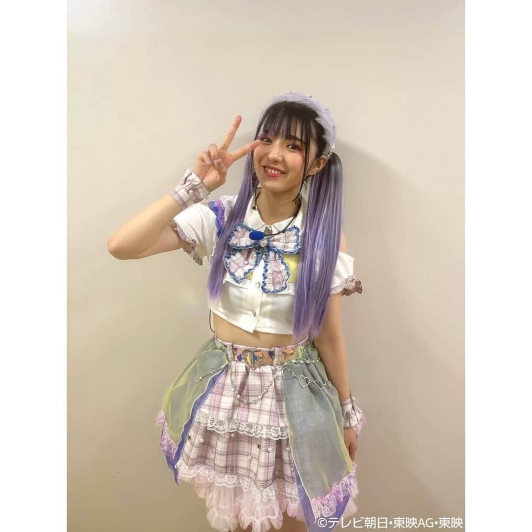 平川結月さんのインスタグラム写真 - (平川結月Instagram)「👑 ⁡ 王様戦隊キングオージャー 第38話ありがとうございました！ ⁡ ｢不動のアイドルデビュー｣ ⁡ 皆様いかがでしたでしょうか？ この撮影期間は、レコーディングしたりダンス練習したりと自分ってアーティストかな？と錯覚しながら毎日頑張っておりました！笑 リタとしてもここまで本格的に顔を出してお芝居する事が初めてだったので、撮影もすごく新鮮で視界良好でした👀 ⁡ ⁡ ダンスパフォーマンスは、以前舞台でもご一緒させて頂いた事務所の先輩である水野絵梨奈さんが担当してくださいました！ 練習から本番までずっとアドバイスを貰ったり励ましてもらったりと沢山助けて頂きました...！ ありがとうございました🙇🏻‍♀️✨️ ⁡ そして歌唱パフォーマンスは｢もっふんのうた｣を歌いながらパフォーマンスさせて頂きました！ こちらの振付は出口たかしさんが担当して下さいました！可愛い振付をありがとうございます🥹💜 皆さんに真似して踊って欲しいですねっ！ ⁡ そしてそして、事務所の先輩であるTHE RAMPAGEの皆さんにもお写真にて登場して頂きました！ ありがとうございました🙇🏻‍♀️ ⁡ そしてそしてそして、イコ･マリナ役で生駒里奈さんにもサプライズ登場して頂きました！！ もう目ん玉飛び出ましたよ、、、 本当にありがとうございました😭 ⁡ 第38話は本当に沢山の方が協力して下さって完成した回です。 本当にありがとうございました！ ⁡ ⁡ 来週は第39話。 ンコソパ頂上決戦です。 見どころ満載！！！！ お楽しみに💫 ⁡ #王様戦隊キングオージャー #キングオージャー #水野絵梨奈 さん #出口たかし さん #THERAMPAGE さん #生駒里奈 さん」11月26日 12時45分 - yuzuki_hirakawa_official