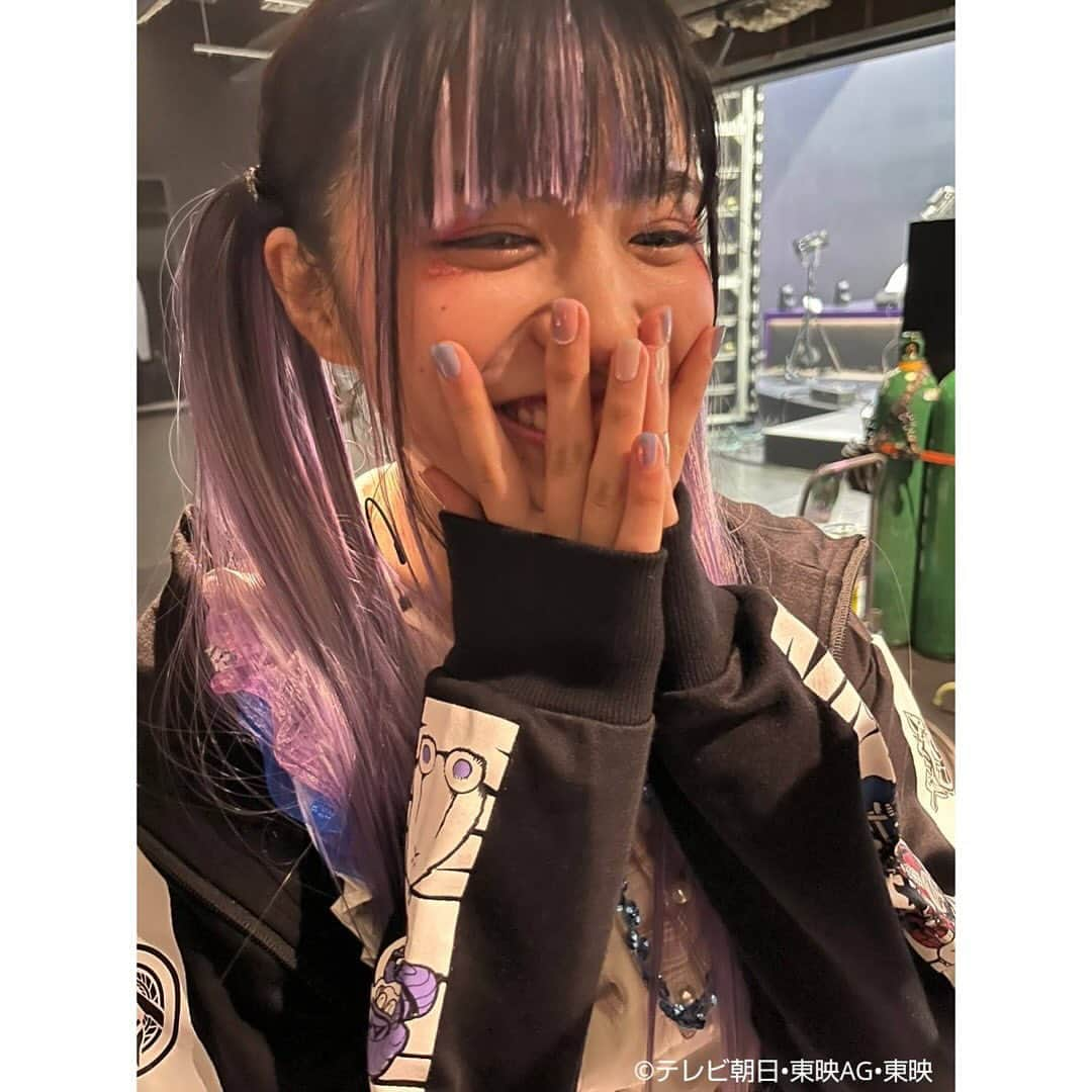 平川結月さんのインスタグラム写真 - (平川結月Instagram)「👑 ⁡ 王様戦隊キングオージャー 第38話ありがとうございました！ ⁡ ｢不動のアイドルデビュー｣ ⁡ 皆様いかがでしたでしょうか？ この撮影期間は、レコーディングしたりダンス練習したりと自分ってアーティストかな？と錯覚しながら毎日頑張っておりました！笑 リタとしてもここまで本格的に顔を出してお芝居する事が初めてだったので、撮影もすごく新鮮で視界良好でした👀 ⁡ ⁡ ダンスパフォーマンスは、以前舞台でもご一緒させて頂いた事務所の先輩である水野絵梨奈さんが担当してくださいました！ 練習から本番までずっとアドバイスを貰ったり励ましてもらったりと沢山助けて頂きました...！ ありがとうございました🙇🏻‍♀️✨️ ⁡ そして歌唱パフォーマンスは｢もっふんのうた｣を歌いながらパフォーマンスさせて頂きました！ こちらの振付は出口たかしさんが担当して下さいました！可愛い振付をありがとうございます🥹💜 皆さんに真似して踊って欲しいですねっ！ ⁡ そしてそして、事務所の先輩であるTHE RAMPAGEの皆さんにもお写真にて登場して頂きました！ ありがとうございました🙇🏻‍♀️ ⁡ そしてそしてそして、イコ･マリナ役で生駒里奈さんにもサプライズ登場して頂きました！！ もう目ん玉飛び出ましたよ、、、 本当にありがとうございました😭 ⁡ 第38話は本当に沢山の方が協力して下さって完成した回です。 本当にありがとうございました！ ⁡ ⁡ 来週は第39話。 ンコソパ頂上決戦です。 見どころ満載！！！！ お楽しみに💫 ⁡ #王様戦隊キングオージャー #キングオージャー #水野絵梨奈 さん #出口たかし さん #THERAMPAGE さん #生駒里奈 さん」11月26日 12時45分 - yuzuki_hirakawa_official