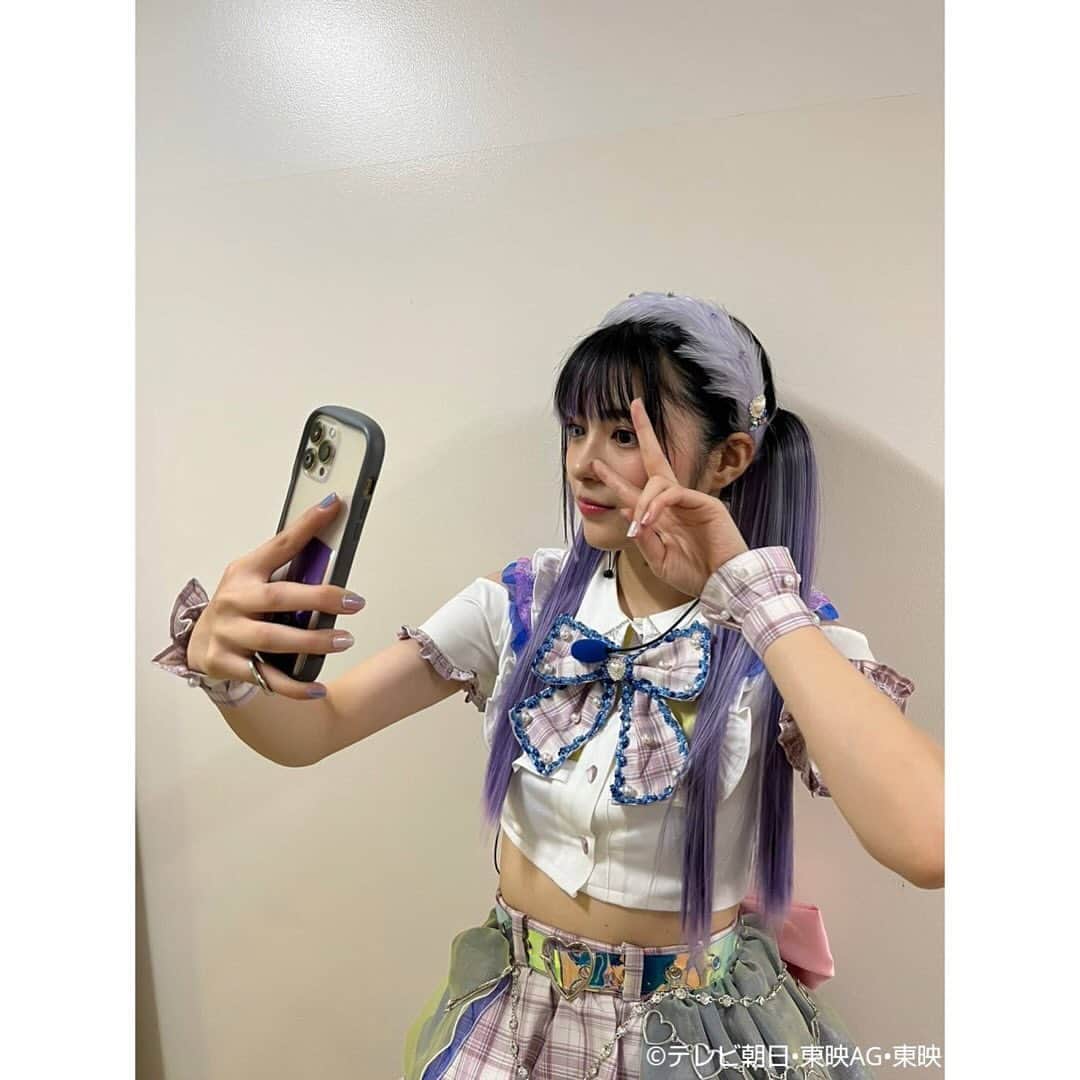 平川結月さんのインスタグラム写真 - (平川結月Instagram)「👑 ⁡ 王様戦隊キングオージャー 第38話ありがとうございました！ ⁡ ｢不動のアイドルデビュー｣ ⁡ 皆様いかがでしたでしょうか？ この撮影期間は、レコーディングしたりダンス練習したりと自分ってアーティストかな？と錯覚しながら毎日頑張っておりました！笑 リタとしてもここまで本格的に顔を出してお芝居する事が初めてだったので、撮影もすごく新鮮で視界良好でした👀 ⁡ ⁡ ダンスパフォーマンスは、以前舞台でもご一緒させて頂いた事務所の先輩である水野絵梨奈さんが担当してくださいました！ 練習から本番までずっとアドバイスを貰ったり励ましてもらったりと沢山助けて頂きました...！ ありがとうございました🙇🏻‍♀️✨️ ⁡ そして歌唱パフォーマンスは｢もっふんのうた｣を歌いながらパフォーマンスさせて頂きました！ こちらの振付は出口たかしさんが担当して下さいました！可愛い振付をありがとうございます🥹💜 皆さんに真似して踊って欲しいですねっ！ ⁡ そしてそして、事務所の先輩であるTHE RAMPAGEの皆さんにもお写真にて登場して頂きました！ ありがとうございました🙇🏻‍♀️ ⁡ そしてそしてそして、イコ･マリナ役で生駒里奈さんにもサプライズ登場して頂きました！！ もう目ん玉飛び出ましたよ、、、 本当にありがとうございました😭 ⁡ 第38話は本当に沢山の方が協力して下さって完成した回です。 本当にありがとうございました！ ⁡ ⁡ 来週は第39話。 ンコソパ頂上決戦です。 見どころ満載！！！！ お楽しみに💫 ⁡ #王様戦隊キングオージャー #キングオージャー #水野絵梨奈 さん #出口たかし さん #THERAMPAGE さん #生駒里奈 さん」11月26日 12時45分 - yuzuki_hirakawa_official