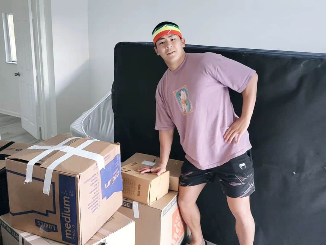 佐藤天さんのインスタグラム写真 - (佐藤天Instagram)「引っ越し！！ ジムから徒歩15分の場所に家を借りました！！  全ては格闘技の為。  UFCをリリースされてからすぐにこのままではダメだと思い、自分を見つめ直し、心身共に作り直さなくてはいけないと思い、その中で自分でより良い環境を作る目的でジムのすぐ近くに引っ越す計画を立てていて、少しずつ練習も再開できるようになってきたタイミングで実現することが出来ました。  自分のわがままに付き合ってくださりいつも応援、サポートしてくださる皆さんのお陰です。 そしてヘンリー、ヘンリーの奥さんのプーキーを始めKILLCLIFFのチームメイトにも家具を頂いたり引っ越しを手伝ってもらったり、たくさんの方に協力していただきました。 自分は本当に人恵まれてます。  終わりが見えない道じゃない。終わりが見えてるからこそ一歩でも前に進みます。 諦めず、もう一度トップに挑戦して結果で恩返しします。  もうひと勝負。格闘家佐藤天として証を残す。押忍！！  #killclifffc #killcliff  #mma #fighter #hkickboxing #florida #takashisato #marrionapparel #マリオンアパレル #マリアパ #武蔵村山さいとうクリニック #新宿租界 #楽球や #nakapy #株式会社遼 #感謝」11月26日 12時55分 - satotenten