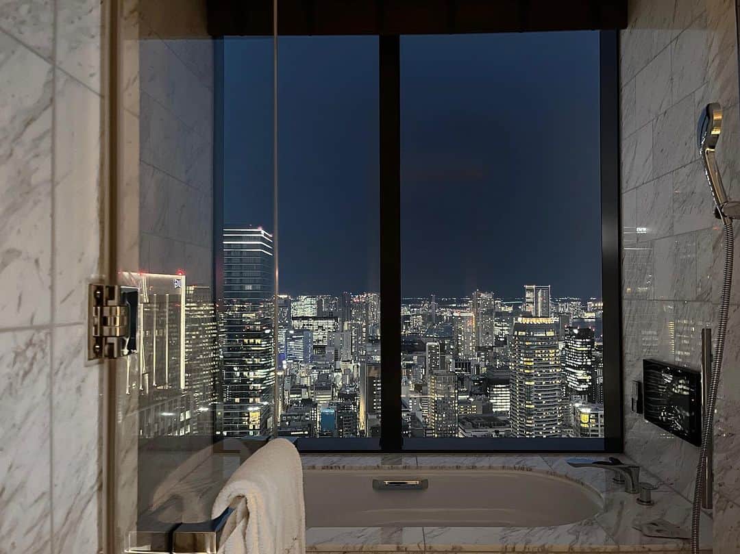 ホテルオークラ東京 Hotel Okura Tokyoのインスタグラム：「“Club Suite” The Okura Prestige Tower From JPY 278,300 per night (Double Occupancy, inclusive of service charge and consumption tax)  Perched on the upper floors of the Okura Prestige Tower, our Club Suites unite seamless functionality with splendid comfort. Exquisite marble wraps the tub, walls and flooring of the bathroom in warm browns, while the spacious bedroom invites you to sleep in plush luxury. The ever-changing views of Tokyo from the oversized windows are a constant source of entertainment. Club Floor privileges include full use of the Club Lounge on the 37th floor, where light refreshments and drinks are served throughout the day. ¥278,300 per night (double occupancy), consumption tax and a service charge included. A separate municipal accommodation tax applies.  「クラブスイート」 オークラ プレステージタワー 1泊¥278,300～(1室2名様、消費税、サービス料込、宿泊税別)  オークラ プレステージタワーの高層階にあるクラブスイート。約100㎡のクラブスイートには、機能性と居住性を追求したリビングに開放感のあるベッドルーム、高級感溢れる大理石の浴室を備えております。大きな窓からは夕空から煌びやかな夜景へと、東京の様々な表情をお愉しみいただけます。クラブスイートは、お値段以上に贅沢な空間とお時間をご提供いたします。 お部屋でお二人の時間を満喫するのもよし、37階のクラブラウンジで軽食やお飲み物を愉しむのもよし。「特別だけど落ち着く時間」を、ご提供いたします。 1泊¥278,300～(1室2名様、消費税、サービス料込、宿泊税別)  #スイートルーム #ホテルステイ #ホテルステイ好きな人と繋がりたい #ホテル好きな人と繋がりたい #記念日ホテル #東京ホテル #ラグジュアリーホテル #theokuratokyo #オークラ東京 #hotelsuite #suite #tokyohotel #luxuryhotel #hotelview #tokyotravel #luxurylife #tokyotrip #tokyotower #bathroomgoals #lhw #uncommontravel #lhwtraveler #东京 #酒店 #도쿄 #호텔 #일본 #ญี่ปุ่น #โตเกียว #โรงแรม」
