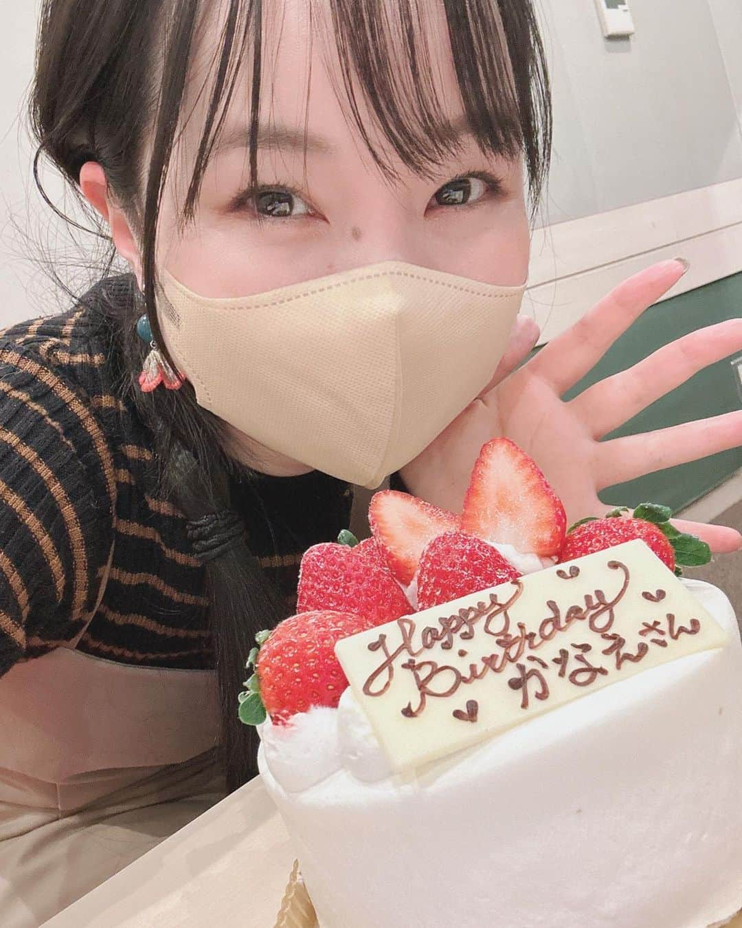 伊藤かな恵さんのインスタグラム写真 - (伊藤かな恵Instagram)「ハピバ！！わたし！！  おめでとうメッセージありがとうございます！ (*´◒`*)  明日から放送の#夢かなラジオ の写真です♪ フライングぽすと！笑 こんなケーキをいただきます(๑╹ω╹๑ )笑笑 ショートケーキすきー  ぜひラジオ聴いてくださいませ(๑>◡<๑)  #ケーキ何好き ? #ハピバ  #マイバースデー  #伊藤かな恵」11月26日 12時49分 - kanae_1126_ito