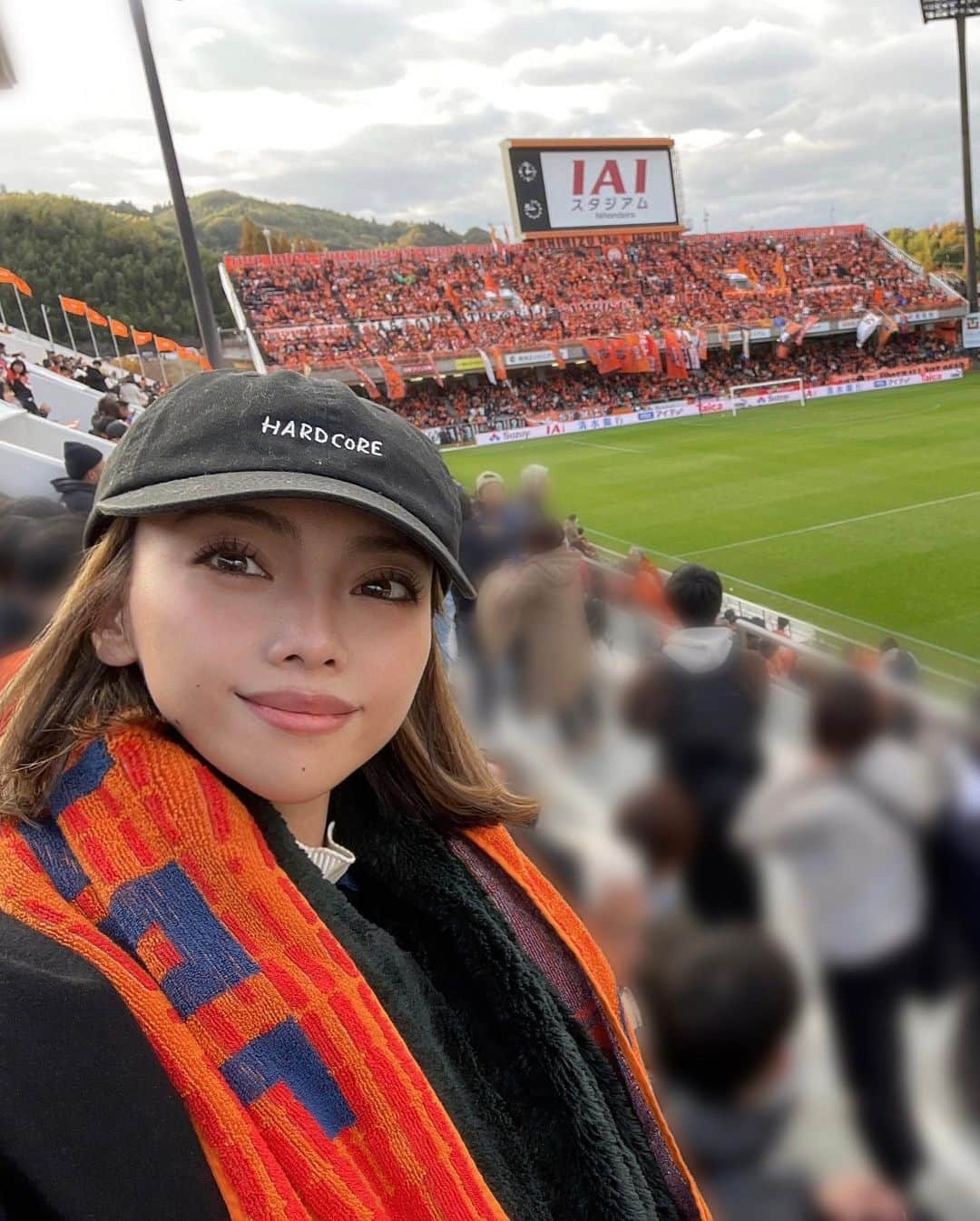 石川あんなさんのインスタグラム写真 - (石川あんなInstagram)「PO準決勝！vsモンテディオ山形⚽️  ギリギリまで仕事もあり行くかどうか悩んで 前日にチケット購入😼  珍しくスタグル買おうかな〜なんて 思いながら行ったけど行列に並ぶ力なかった🥹  無事引き分け！！！ 攻めて攻められてめっちゃ良いシュートしてるのになかなか1点が入らず😭何回か変な声出たよ🥹 そしてGKタクオさんめっちゃ素晴らしかった👏  アイスタで応援できて良かった！決勝勝つのみ！  反転コレオすごかった〜！！！ 山形の応援もすごかった〜！！！  #清水エスパルス #spulse #po #j2 #montedio」11月26日 12時51分 - anna_iskw