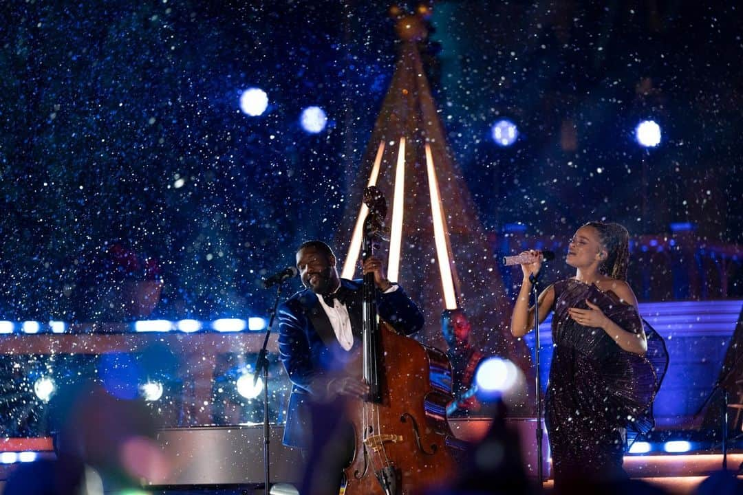 アメリカン・ブロードキャスティング・カンパニーのインスタグラム：「@andradaymusic and @AdamBlackstone are here to show us what the holiday spirit is all about ✨ #DisneyHolidayCelebration」