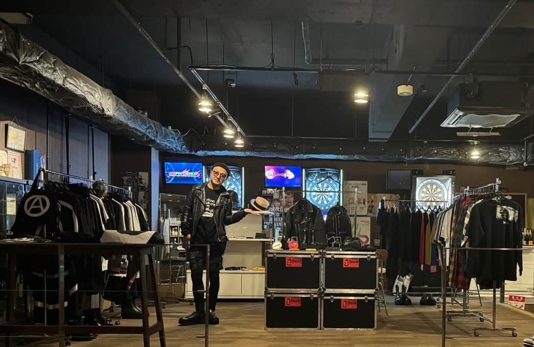 白鳥雪之丞のインスタグラム：「POP UP SHOP TOUR@熊本、最終日です!! 11/23〜26、新市街のBAR CONNECTIONにてコラボアイテム、新作アイテム等もご用意して、店頭にて皆様のご来店をお待ちしておりますので宜しくお願い致します😊🏬  DAY:2023.11/23(木・祝)〜26(日) TIME:13:00〜20:00 ※26日は16時迄の営業になります SHOP: dining&darts bar  connection PLACE: 熊本県熊本市中央区新市街9-1 ハローレディビル3F TEL: 096-321-6088  @tears_of_swan  #tearsofswan  #popupshoptour #popupshop  #熊本」
