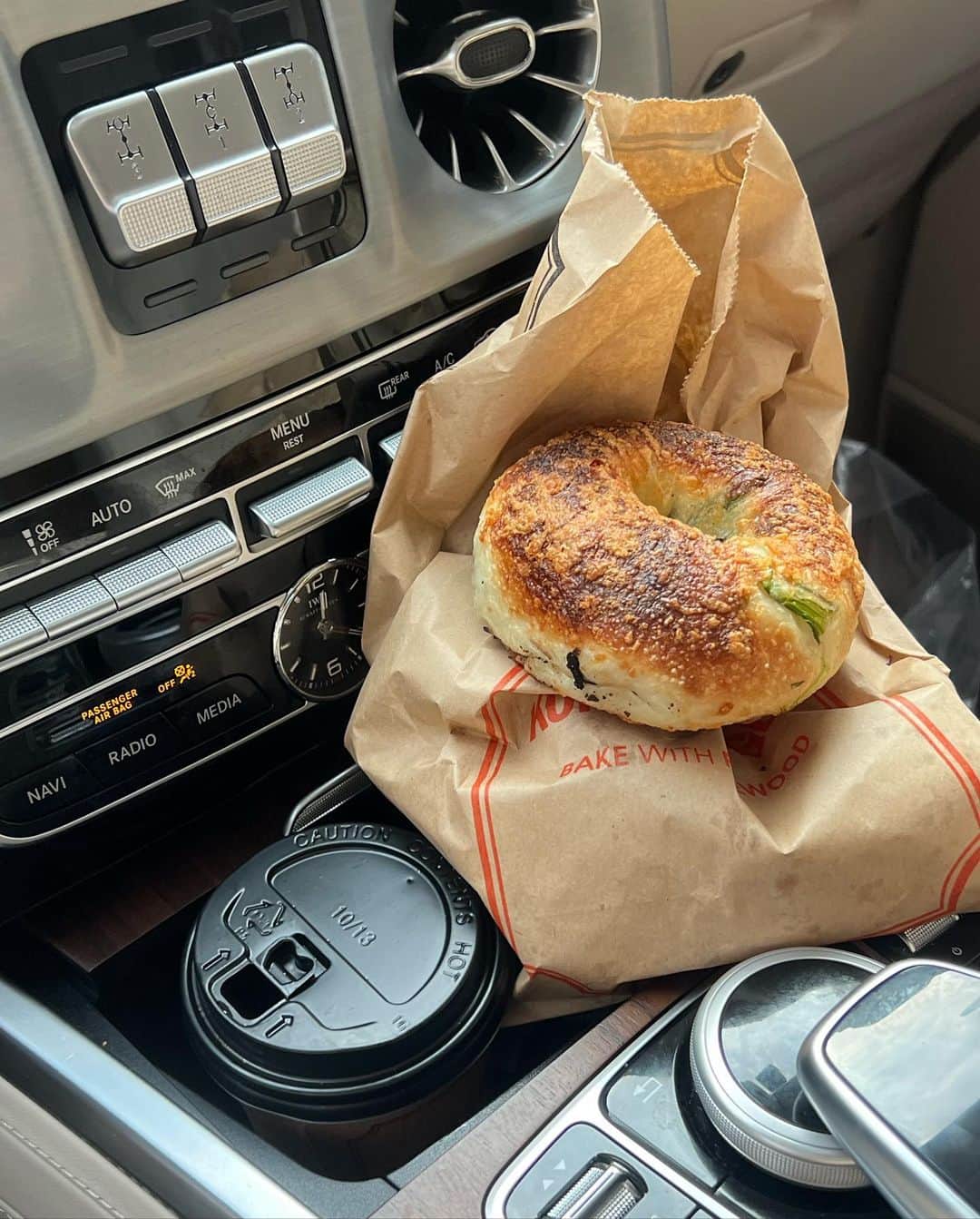 ピョン･ジョンスのインスタグラム：「빨리 내려와!! 내가 다 먹는당 ! 24시간 공복 쉽네 ! 코끼리 무화과베이글에 커피 ! 왼전 꿀맛이다 😁😁😁😁  끝에 요만큼은 버려야겠지?  참아? 먹어?」