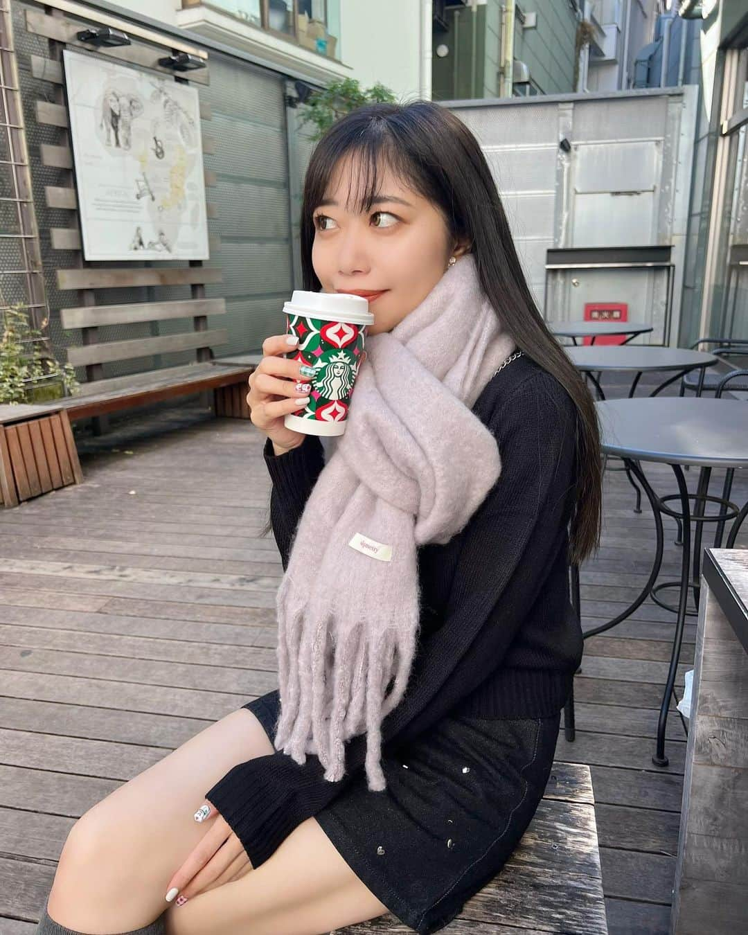 中島奈津希のインスタグラム：「☃️☕️🩶 ⁡ ⁡ ⁡ あたたかいうちに #ストロベリーメリークリームフラペチーノ を飲めたから この日は#ジンジャーブレッドラテ ☕️🍪 ⁡ ⁡ 安定のおいしさだよね⛄️♡ ⁡ ⁡ ⁡ ⁡ ⁡ ⁡ ⁡ もう完全に冬かな？と思ってたら また突然暑くなったりするから 最近温度調整しやすいコーデ多めです⛄️ ⁡ ボリュームたっぷりのマフラーが好き♡ お姉のホワイトコーデ見たら私もホワイト付けたくなった🧣笑 ☁️☁️☁️☁️☁️☁️☁️☁️☁️☁️☁️☁️☁️ #code #coordination #fashion#epine#sismetry#uniqlo#zara#コーデ#コーディネート#マフラーコーデ#エピヌ#ユニクロ#ザラ#おなつコーデ#骨格ナチュラルコーデ」