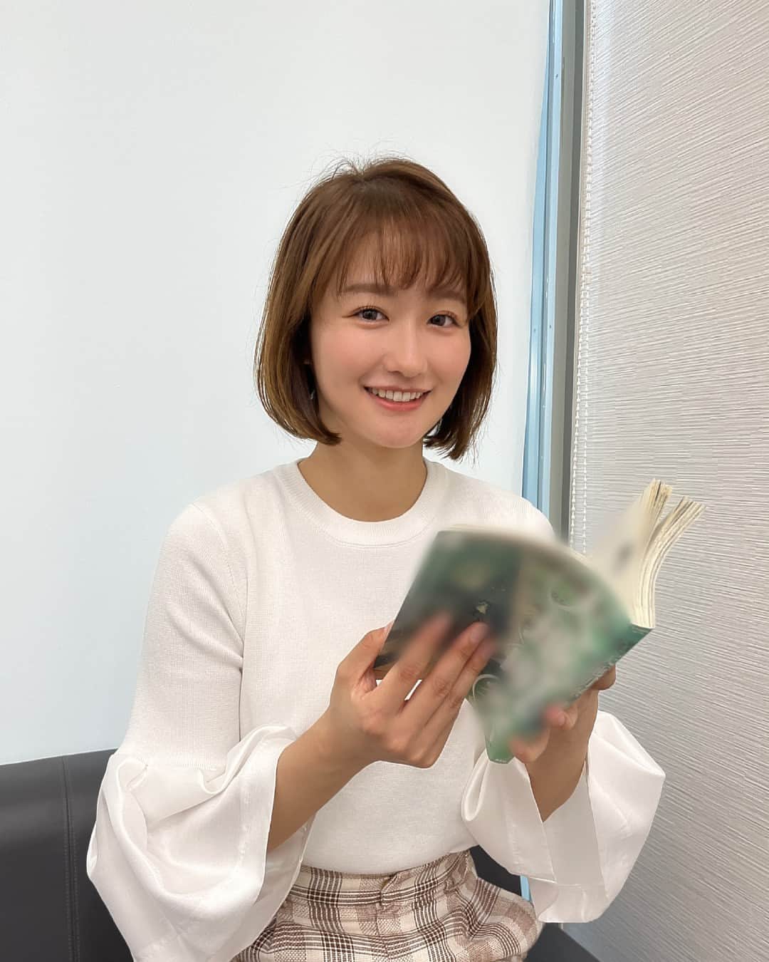 テレビ朝日アナウンサー公式のインスタグラム：「誰にも邪魔されたくない時間ってありますよね？「 #漫画 を読んでいる時間です！ 読み始めると時間を忘れて没頭してしまいます。ぜひみなさんのおすすめの漫画を教えてください！」 #佐藤ちひろ」