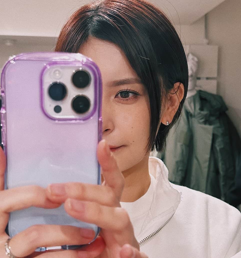カジサック&ヨメサックのインスタグラム：「携帯ケース何回注文してもサイズ間違えてて3回目の正直でようやくぴったりのものが届いた💪透明のにしたらどこにあるかわからなくなっちゃったのでメタモンぽい色にしたら派手で目立つから無くさなくていい😇  私はピアスはつけられなくてイヤリング派なのですが、 @woje_official のイヤリングを買ってみたら痛くなさすぎて感動です✨ 小ささとデザインがめちゃめちゃ可愛くて、付けているのを忘れちゃうくらい痛くなくて、自転車漕いでも走っても落っこちない所がお気に入りです❤️」