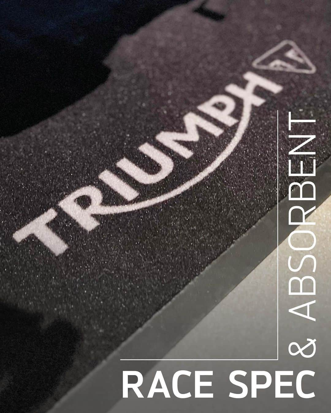 Triumph Motorcycles Japanさんのインスタグラム写真 - (Triumph Motorcycles JapanInstagram)「【トライアンフ純正ガレージマット】  ガレージの床面を傷や汚れから守るレース仕様のマットです。 底冷えや床面からの湿気を防ぎ、快適なガレージライフを実現します。  トライアンフオーナーへのギフトにも最適です。  #トライアンフ #バイク #バイク好きな人と繋がりたい #バイクのある風景 #バイクが好きだ #バイク好き #バイク乗りと繋がりたい #理想のライドがそこにある #triumph #ForTheRide #OfficialTriumph #TriumphMotorcycles」11月26日 13時02分 - triumph_motorcycles_japan