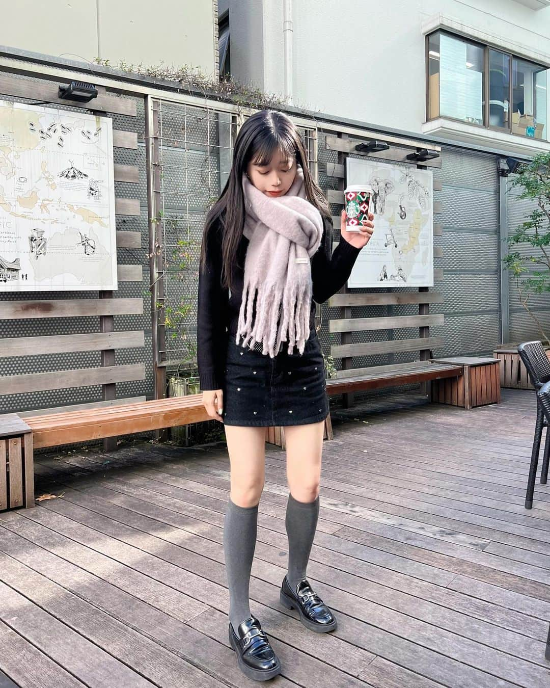 中島奈津希さんのインスタグラム写真 - (中島奈津希Instagram)「☃️☕️🩶 ⁡ ⁡ ⁡ あたたかいうちに #ストロベリーメリークリームフラペチーノ を飲めたから この日は#ジンジャーブレッドラテ ☕️🍪 ⁡ ⁡ 安定のおいしさだよね⛄️♡ ⁡ ⁡ ⁡ ⁡ ⁡ ⁡ ⁡ もう完全に冬かな？と思ってたら また突然暑くなったりするから 最近温度調整しやすいコーデ多めです⛄️ ⁡ ボリュームたっぷりのマフラーが好き♡ お姉のホワイトコーデ見たら私もホワイト付けたくなった🧣笑 ☁️☁️☁️☁️☁️☁️☁️☁️☁️☁️☁️☁️☁️ #code #coordination #fashion#epine#sismetry#uniqlo#zara#コーデ#コーディネート#マフラーコーデ#エピヌ#ユニクロ#ザラ#おなつコーデ#骨格ナチュラルコーデ」11月26日 13時04分 - nakajima_natsuki