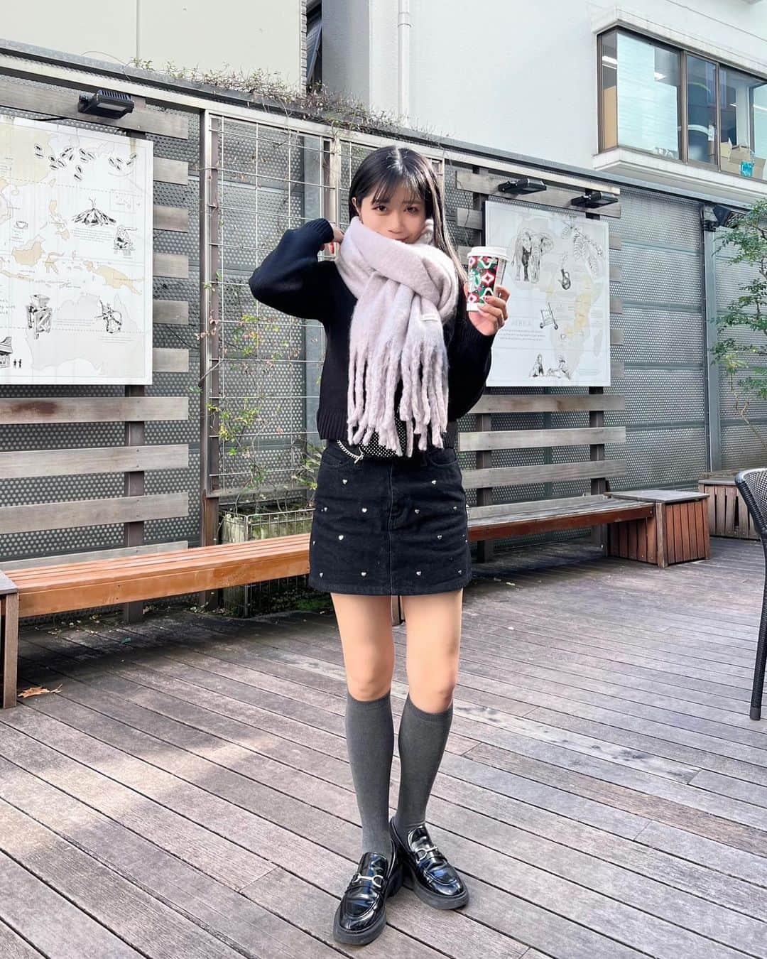 中島奈津希さんのインスタグラム写真 - (中島奈津希Instagram)「☃️☕️🩶 ⁡ ⁡ ⁡ あたたかいうちに #ストロベリーメリークリームフラペチーノ を飲めたから この日は#ジンジャーブレッドラテ ☕️🍪 ⁡ ⁡ 安定のおいしさだよね⛄️♡ ⁡ ⁡ ⁡ ⁡ ⁡ ⁡ ⁡ もう完全に冬かな？と思ってたら また突然暑くなったりするから 最近温度調整しやすいコーデ多めです⛄️ ⁡ ボリュームたっぷりのマフラーが好き♡ お姉のホワイトコーデ見たら私もホワイト付けたくなった🧣笑 ☁️☁️☁️☁️☁️☁️☁️☁️☁️☁️☁️☁️☁️ #code #coordination #fashion#epine#sismetry#uniqlo#zara#コーデ#コーディネート#マフラーコーデ#エピヌ#ユニクロ#ザラ#おなつコーデ#骨格ナチュラルコーデ」11月26日 13時04分 - nakajima_natsuki