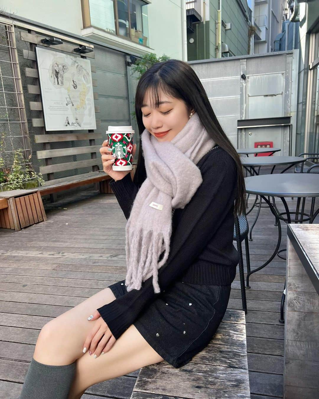 中島奈津希さんのインスタグラム写真 - (中島奈津希Instagram)「☃️☕️🩶 ⁡ ⁡ ⁡ あたたかいうちに #ストロベリーメリークリームフラペチーノ を飲めたから この日は#ジンジャーブレッドラテ ☕️🍪 ⁡ ⁡ 安定のおいしさだよね⛄️♡ ⁡ ⁡ ⁡ ⁡ ⁡ ⁡ ⁡ もう完全に冬かな？と思ってたら また突然暑くなったりするから 最近温度調整しやすいコーデ多めです⛄️ ⁡ ボリュームたっぷりのマフラーが好き♡ お姉のホワイトコーデ見たら私もホワイト付けたくなった🧣笑 ☁️☁️☁️☁️☁️☁️☁️☁️☁️☁️☁️☁️☁️ #code #coordination #fashion#epine#sismetry#uniqlo#zara#コーデ#コーディネート#マフラーコーデ#エピヌ#ユニクロ#ザラ#おなつコーデ#骨格ナチュラルコーデ」11月26日 13時04分 - nakajima_natsuki