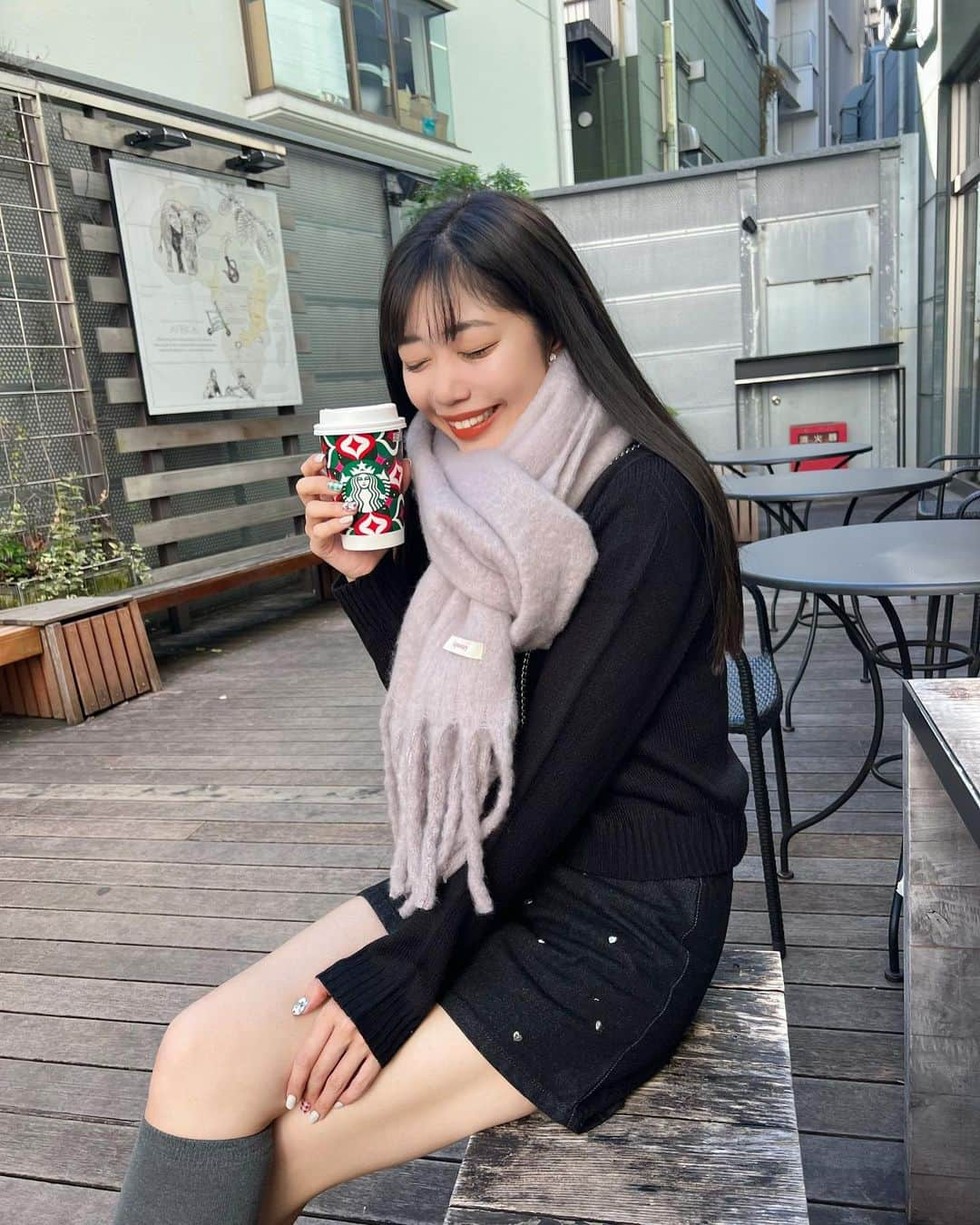 中島奈津希さんのインスタグラム写真 - (中島奈津希Instagram)「☃️☕️🩶 ⁡ ⁡ ⁡ あたたかいうちに #ストロベリーメリークリームフラペチーノ を飲めたから この日は#ジンジャーブレッドラテ ☕️🍪 ⁡ ⁡ 安定のおいしさだよね⛄️♡ ⁡ ⁡ ⁡ ⁡ ⁡ ⁡ ⁡ もう完全に冬かな？と思ってたら また突然暑くなったりするから 最近温度調整しやすいコーデ多めです⛄️ ⁡ ボリュームたっぷりのマフラーが好き♡ お姉のホワイトコーデ見たら私もホワイト付けたくなった🧣笑 ☁️☁️☁️☁️☁️☁️☁️☁️☁️☁️☁️☁️☁️ #code #coordination #fashion#epine#sismetry#uniqlo#zara#コーデ#コーディネート#マフラーコーデ#エピヌ#ユニクロ#ザラ#おなつコーデ#骨格ナチュラルコーデ」11月26日 13時04分 - nakajima_natsuki