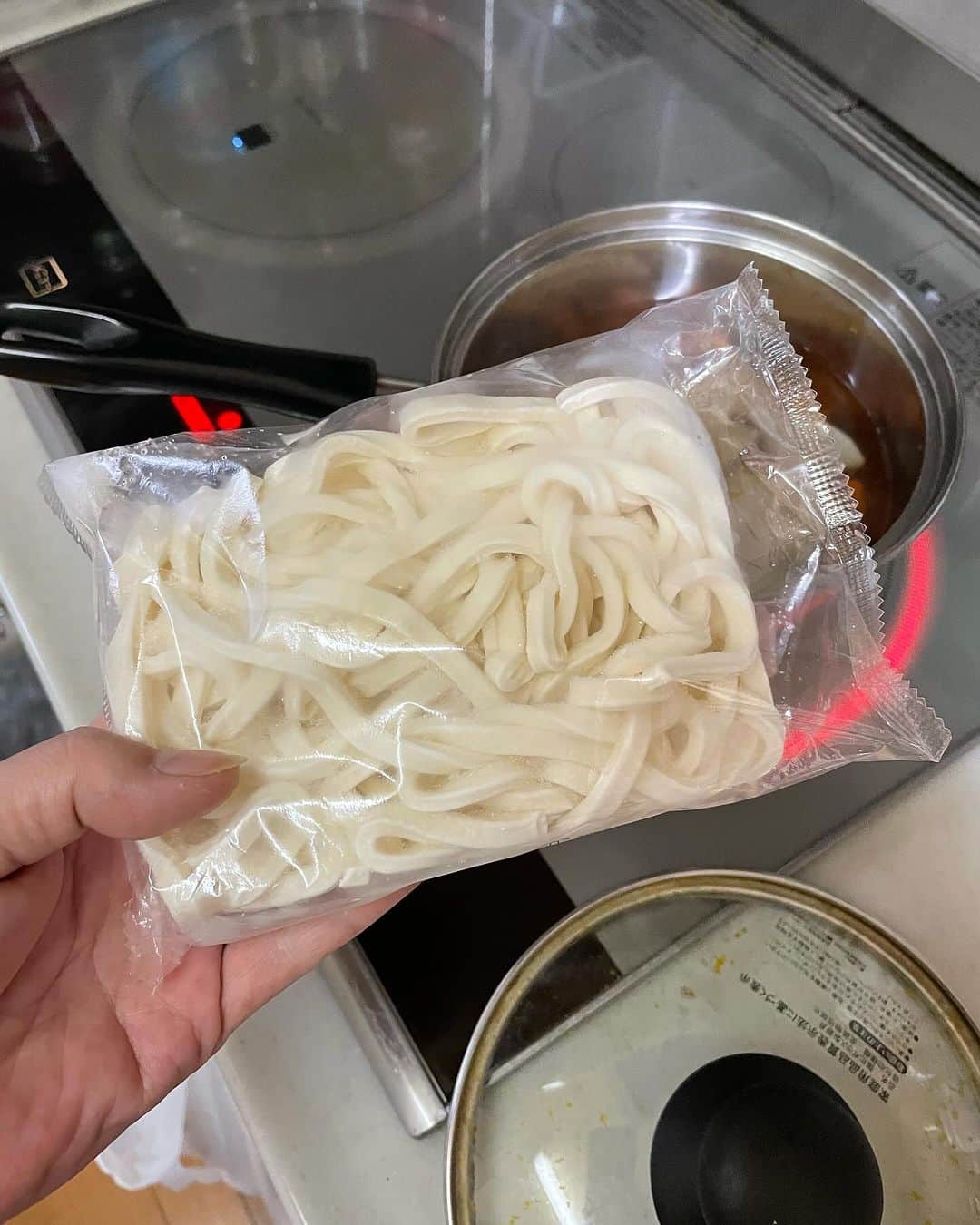飯島直子さんのインスタグラム写真 - (飯島直子Instagram)「こんにちは^ - ^♪  いやあ、さむい朝です  一気に冬感漂ってます  朝から雪かきに追われてるとこもありますね  ご苦労さまです、腰には十分気をつけてね  四枚目の写真、ガリガリのポインセチアです  三年くらい前に買いましたが  たまに赤い葉をつけたり、痩せてはいるものの  元気なので処分できません  生命力を感じます^ - ^  ただガリガリです  愛おしいですね^_^  25.26日のへんじすこしです＾＾  shatianyamei56才誕生日おめでとう♪ いい風呂の日^_^温まりそう笑。5姉妹！楽しそうね 今夜は焼肉屋でお祝いだ♪体調大丈夫かな？ 健康に気をつけステキな一年になりますように♪ 風邪ひかないでね！  hideminamina誕生日＆結婚記念日おめでとう♪ ダブルでお祝いだね^ - ^健康に気をつけ、夫婦仲良くお幸せに…ステキな一年になりますように♪  wakatoi3 ◯才誕生日おめでとう♪自ら食事支度にケーキ…あぁ〜、お疲れさまでした（ ; ; ） こんな時くらい皆んなでやってくれよ！！です 大丈夫^ - ^良い事あるぞ！良い事ある^ - ^ 健康に気をつけ…ステキな一年になるよ♪  yukinoziyou誕生日おめでとう♪お祝いしたかな^ - ^？寒くなってきたから風邪などひかないようにね 健康に気をつけ良い一年になりますように♪  RIE母69才誕生日おめでとう♪祖母は大正生まれ 昔は本当に大変だったよね、今の時代に感謝だね^ - ^69才まだまだ若い！健康に気をつけ長生きしてね♪  カズ♪届いたよ♡  母の部屋をリフォーム、温もり感じる^ - ^ 見守られてる気がするよね、わたしも両親のベットで寝てるよ^_^クミコ♪  旦那と不仲でハァー…大丈夫！？どうしようか… comachan！！  まさえ♪いつもありがとう！  更年期がつらい…なにか対策してる？レディースクリニックで相談しよう！少しでも改善策をだよ peco！  アチおかえり♪もろもろ…大丈夫かな？  talubon310♪  マナ！さみしくないか？大丈夫か^ - ^？ そばにいるよ！  母が恋しい…恋しいね、今はあなたのそばにいるよ hanuru(*´-`)  のん！ヘアーマニキュアは確かに傷み辛いけど 白髪は染まらない（ ; ; ）ランダムにメッシュ入れると目立ちにくいよ、あとは髪の色を明るくする^ - ^  シオンくんお空で大好物のサツマイモケーキと牛乳のんで走り周ってる(*´-`)  きみこ！風邪ひかないようにね^ - ^  ビエネッタ…ひでみ^_^いつもありがとう！  転んで小指の付け根ヒビ！痛そうだ…しっかり固定してはやく治りますように！実家にも行かなきゃね ちーコ！  派遣で倉庫仕事に観光ホテルの皿洗い四時間ぶっ通し…本当にお疲れさま（ ; ; ）手袋はできないのかな…しっかり保湿してカラダも休めてね、皿割って大丈夫！応援してるよᕦ(ò_óˇ)ᕤカナ！m7716！  ねず04いつもありがとう！  まぁこひさしぶり^ - ^♪元気だった？  千葉佐原の温泉でのんびりサウナ三昧いいね♪ 腰痛よくなったかな^ - ^？マー坊！  ラミー♪サミーから顔面まで温かくしてね♡  タカ！体調戻ってきたかな^ - ^？  みっちゃん♪  中学生女子バスケ県大会！ここちゃんがんばれ٩(๑❛ᴗ❛๑)۶  欲張り美由紀♪笑、体調どう^ - ^？  今日は蕎麦打ち三段位所得試験！頑張ってきてね！ 合格しますようにᕦ(ò_óˇ)ᕤyamatoyome！  今日はうどん  冷凍うどん(セブンイレブン)  大根、にんじん、カボチャ  鶏肉塩麹(冷凍解凍)  寒いので温まりました  雨の日曜日、仕事のひと風邪ひかないようにね  休みのひと、ゆっくりしましょう  わたしは本気で冬物出してきます( ´ ▽ ` )ﾉ♡」11月26日 13時14分 - naoko_iijima_705_official