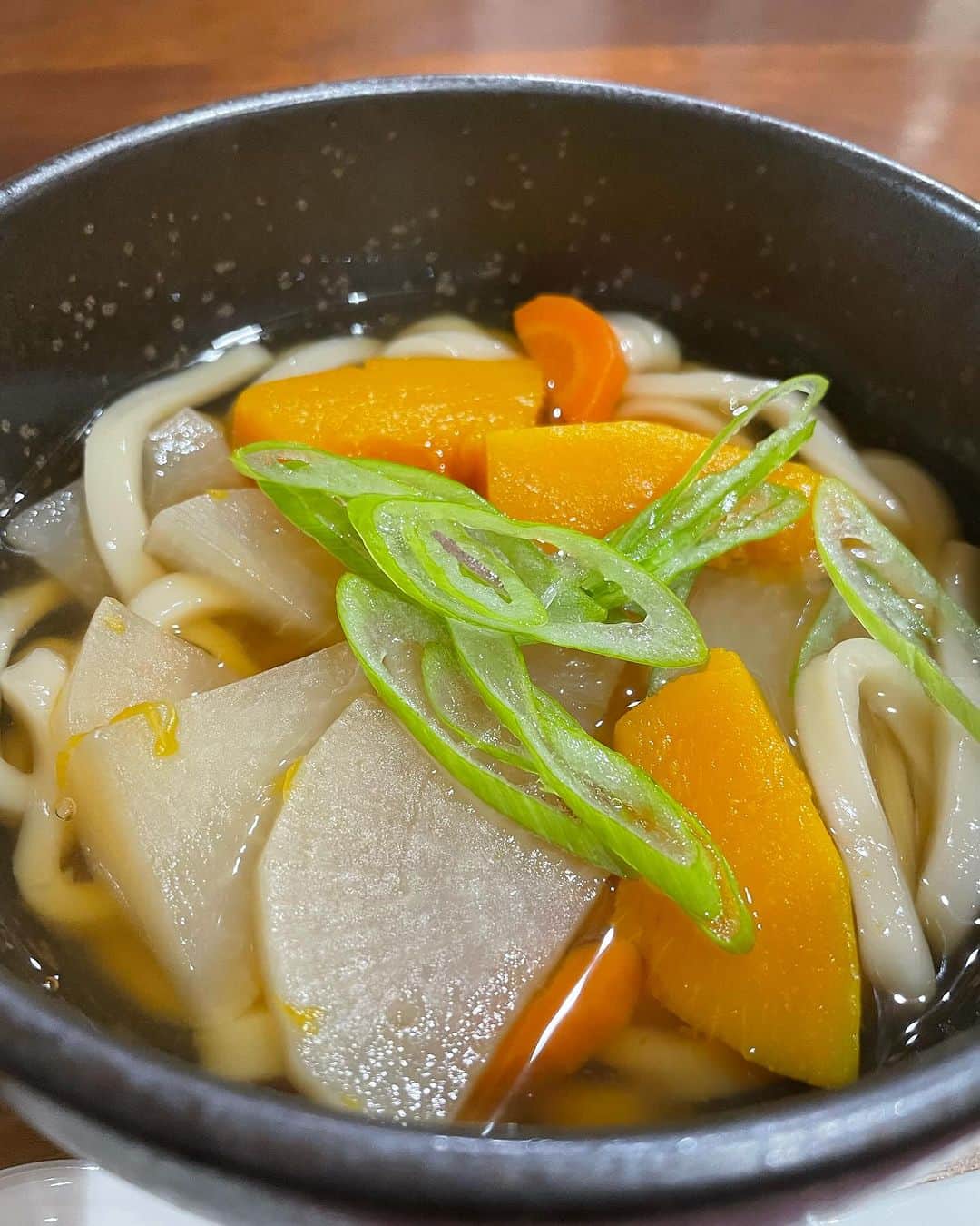 飯島直子さんのインスタグラム写真 - (飯島直子Instagram)「こんにちは^ - ^♪  いやあ、さむい朝です  一気に冬感漂ってます  朝から雪かきに追われてるとこもありますね  ご苦労さまです、腰には十分気をつけてね  四枚目の写真、ガリガリのポインセチアです  三年くらい前に買いましたが  たまに赤い葉をつけたり、痩せてはいるものの  元気なので処分できません  生命力を感じます^ - ^  ただガリガリです  愛おしいですね^_^  25.26日のへんじすこしです＾＾  shatianyamei56才誕生日おめでとう♪ いい風呂の日^_^温まりそう笑。5姉妹！楽しそうね 今夜は焼肉屋でお祝いだ♪体調大丈夫かな？ 健康に気をつけステキな一年になりますように♪ 風邪ひかないでね！  hideminamina誕生日＆結婚記念日おめでとう♪ ダブルでお祝いだね^ - ^健康に気をつけ、夫婦仲良くお幸せに…ステキな一年になりますように♪  wakatoi3 ◯才誕生日おめでとう♪自ら食事支度にケーキ…あぁ〜、お疲れさまでした（ ; ; ） こんな時くらい皆んなでやってくれよ！！です 大丈夫^ - ^良い事あるぞ！良い事ある^ - ^ 健康に気をつけ…ステキな一年になるよ♪  yukinoziyou誕生日おめでとう♪お祝いしたかな^ - ^？寒くなってきたから風邪などひかないようにね 健康に気をつけ良い一年になりますように♪  RIE母69才誕生日おめでとう♪祖母は大正生まれ 昔は本当に大変だったよね、今の時代に感謝だね^ - ^69才まだまだ若い！健康に気をつけ長生きしてね♪  カズ♪届いたよ♡  母の部屋をリフォーム、温もり感じる^ - ^ 見守られてる気がするよね、わたしも両親のベットで寝てるよ^_^クミコ♪  旦那と不仲でハァー…大丈夫！？どうしようか… comachan！！  まさえ♪いつもありがとう！  更年期がつらい…なにか対策してる？レディースクリニックで相談しよう！少しでも改善策をだよ peco！  アチおかえり♪もろもろ…大丈夫かな？  talubon310♪  マナ！さみしくないか？大丈夫か^ - ^？ そばにいるよ！  母が恋しい…恋しいね、今はあなたのそばにいるよ hanuru(*´-`)  のん！ヘアーマニキュアは確かに傷み辛いけど 白髪は染まらない（ ; ; ）ランダムにメッシュ入れると目立ちにくいよ、あとは髪の色を明るくする^ - ^  シオンくんお空で大好物のサツマイモケーキと牛乳のんで走り周ってる(*´-`)  きみこ！風邪ひかないようにね^ - ^  ビエネッタ…ひでみ^_^いつもありがとう！  転んで小指の付け根ヒビ！痛そうだ…しっかり固定してはやく治りますように！実家にも行かなきゃね ちーコ！  派遣で倉庫仕事に観光ホテルの皿洗い四時間ぶっ通し…本当にお疲れさま（ ; ; ）手袋はできないのかな…しっかり保湿してカラダも休めてね、皿割って大丈夫！応援してるよᕦ(ò_óˇ)ᕤカナ！m7716！  ねず04いつもありがとう！  まぁこひさしぶり^ - ^♪元気だった？  千葉佐原の温泉でのんびりサウナ三昧いいね♪ 腰痛よくなったかな^ - ^？マー坊！  ラミー♪サミーから顔面まで温かくしてね♡  タカ！体調戻ってきたかな^ - ^？  みっちゃん♪  中学生女子バスケ県大会！ここちゃんがんばれ٩(๑❛ᴗ❛๑)۶  欲張り美由紀♪笑、体調どう^ - ^？  今日は蕎麦打ち三段位所得試験！頑張ってきてね！ 合格しますようにᕦ(ò_óˇ)ᕤyamatoyome！  今日はうどん  冷凍うどん(セブンイレブン)  大根、にんじん、カボチャ  鶏肉塩麹(冷凍解凍)  寒いので温まりました  雨の日曜日、仕事のひと風邪ひかないようにね  休みのひと、ゆっくりしましょう  わたしは本気で冬物出してきます( ´ ▽ ` )ﾉ♡」11月26日 13時14分 - naoko_iijima_705_official
