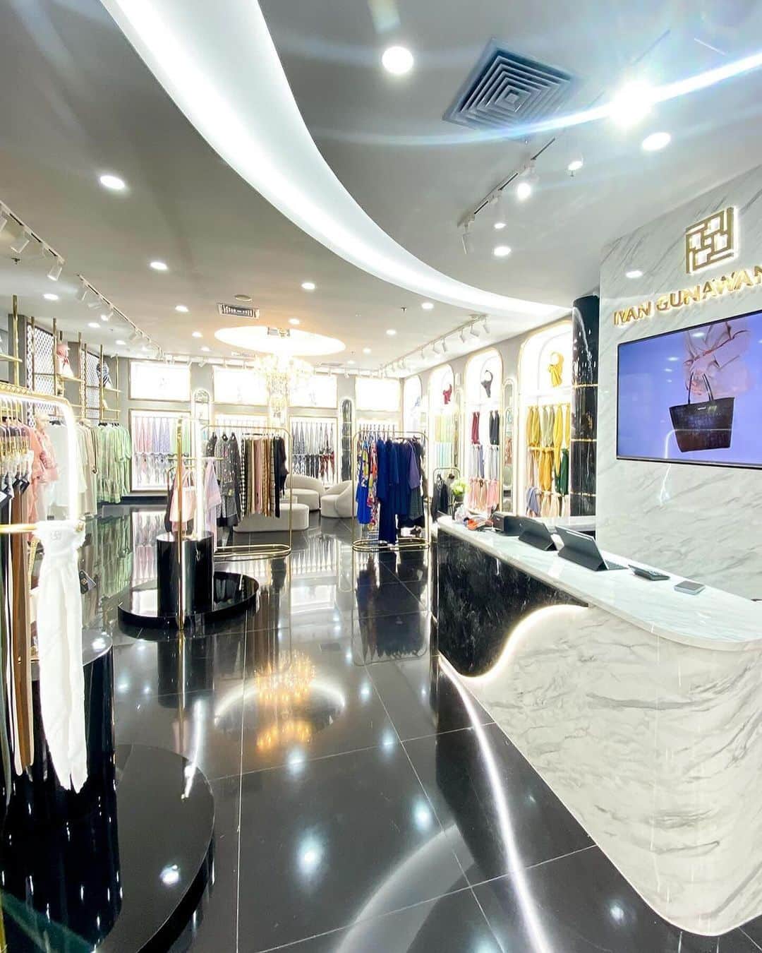 Ivan Gunawanのインスタグラム：「Indulge in retail therapy at @ivangunawanprivebanjarmasin – where shopping becomes the perfect remedy for a brighter day. So, what are you waiting for? Go get our beautiful collection now !  #ivangunawanprive #ivangunawanprivebanjarmasin #shoppingtime #banjarmasin」