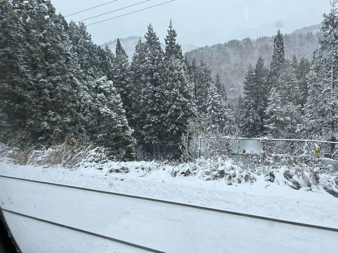 半井小絵のインスタグラム：「昨日と今日の車窓  冬と秋と」