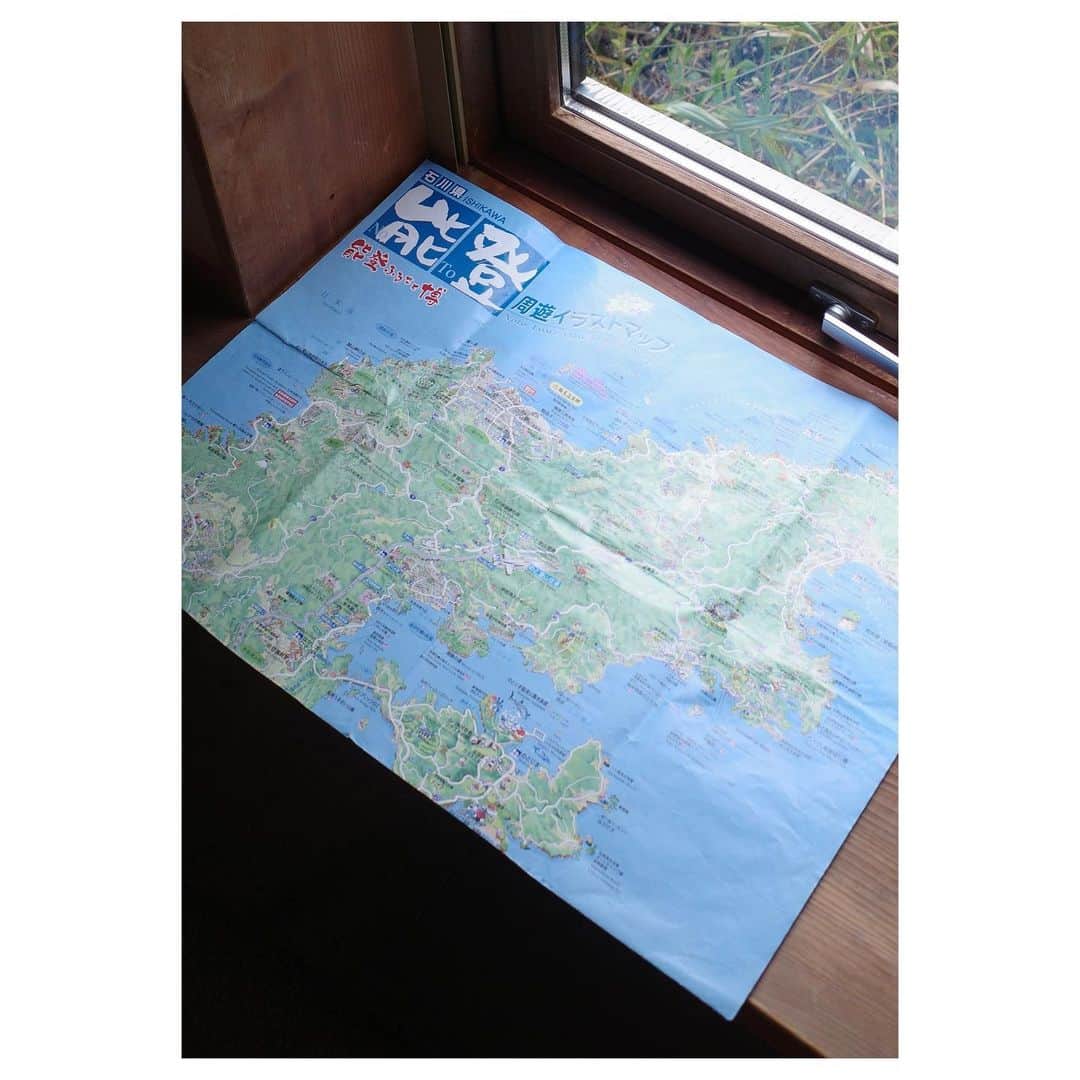 高垣麗子さんのインスタグラム写真 - (高垣麗子Instagram)「* 地図はGoogleマップよりも広げる派です 少しだけ、のんびりと  * #能登 #わたしは地図を広げ #娘は塗り絵を広げて」11月26日 13時11分 - reikotakagaki