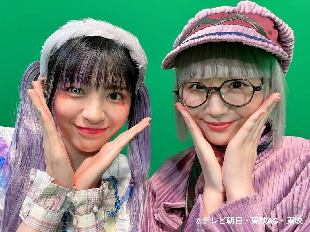 長谷川かすみのインスタグラム：「王様戦隊キングオージャー 第38話ありがとうございました！！！  リタ可愛すぎた…😍 テレビに釘付け📺でした🥸  そして、イコ・マリナ役として生駒里奈さんが！！！ お写真撮ってもらいました✌️ またニヤニヤしとるな☺️  先週との差がすごくて、私も掻き乱されています。 これからもたくさん掻き乱してくれますよ…！？  来週からも楽しみにしていてね✌️」