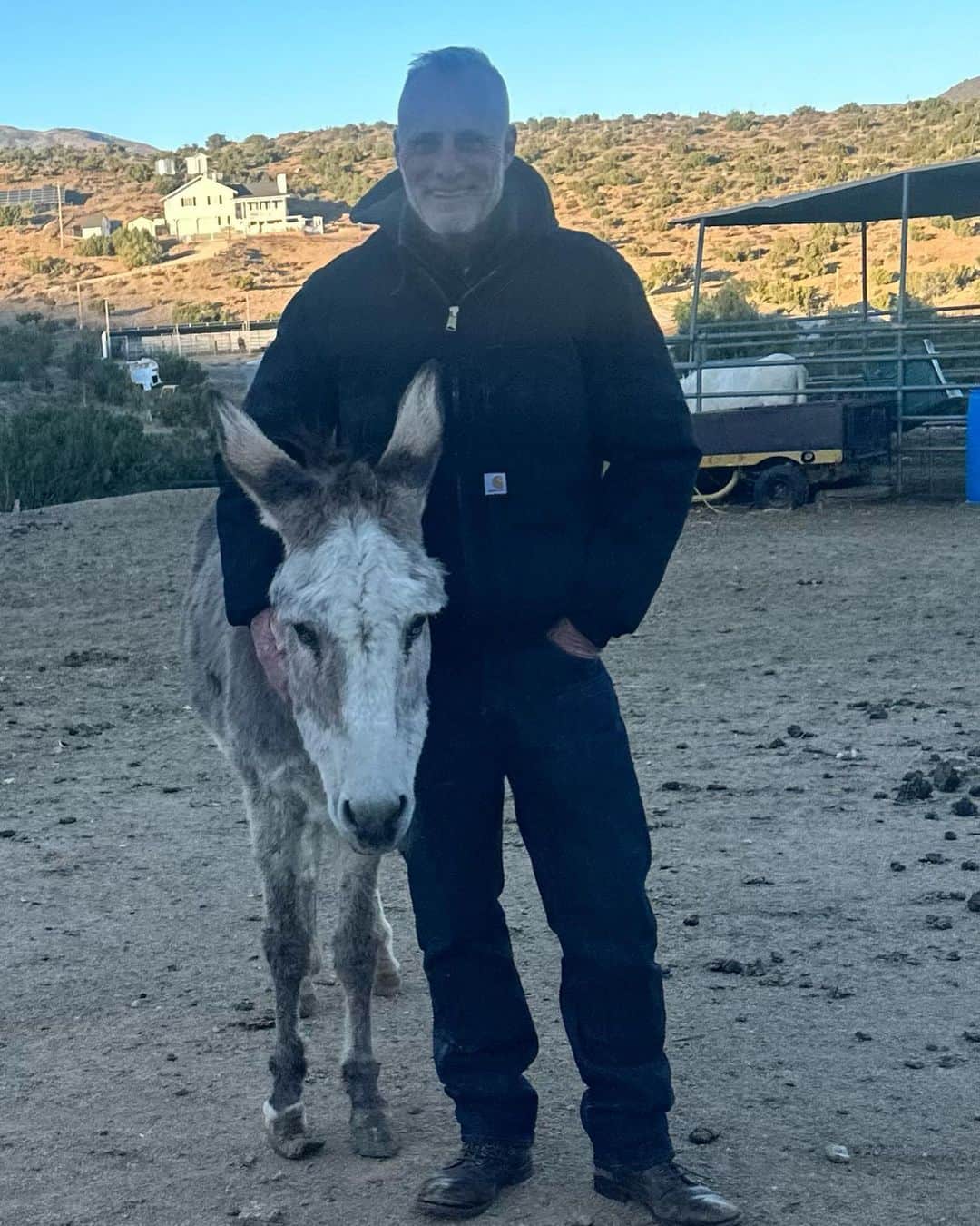 ティモシー・V・マーフィーのインスタグラム：「One man and his donkey @caitlinamanley @nickywhelan @spiritofanimalsrescue #donkey 😍😍😍 @carhartt @blackbearbrand @beaglefreedom @thefryecompany」