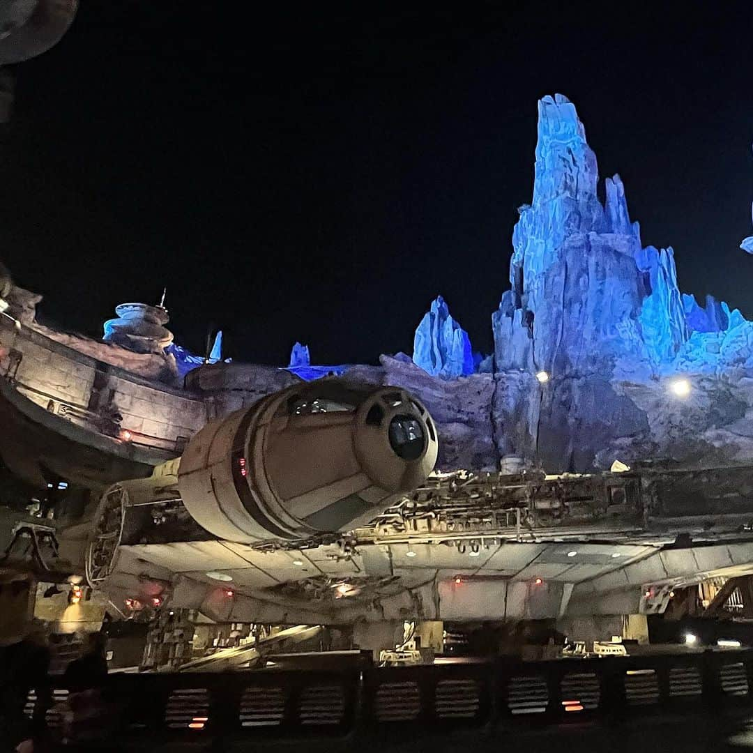 山城葉子さんのインスタグラム写真 - (山城葉子Instagram)「. 🇨🇦🇺🇸trip  Disney Land day1  ESTA取り忘れてて飛行機を１つ遅らせてしまい、 1日目のDisneyは諦めかけてたけど、 こちらのDisneyはまさかの8時から深夜0時まで営業。 夜が長い！ 🌝🌝🌝🌙  なので19時から入園して5時間、最後までめいっぱい楽しみました♡  スターツアーズのエリアが最高過ぎました。 ヒナちゃん仁くん大喜び。 ホーンテッドマンションもすごく良かった！  日本であれだけ行ってても、めちゃくちゃ楽しいと思えるDisney。すごいです。」11月26日 13時17分 - yokoyamashiro