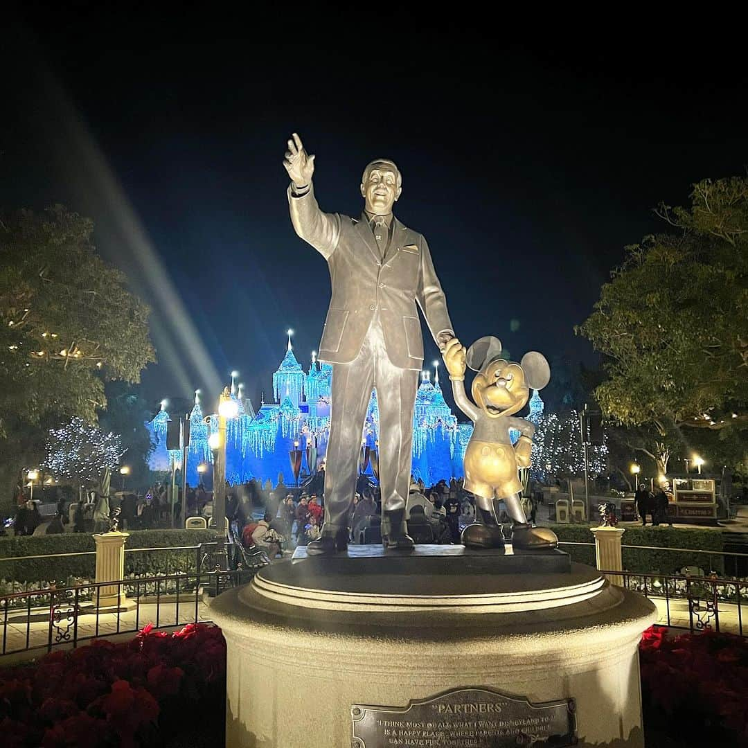 山城葉子のインスタグラム：「. 🇨🇦🇺🇸trip  Disney Land day1  ESTA取り忘れてて飛行機を１つ遅らせてしまい、 1日目のDisneyは諦めかけてたけど、 こちらのDisneyはまさかの8時から深夜0時まで営業。 夜が長い！ 🌝🌝🌝🌙  なので19時から入園して5時間、最後までめいっぱい楽しみました♡  スターツアーズのエリアが最高過ぎました。 ヒナちゃん仁くん大喜び。 ホーンテッドマンションもすごく良かった！  日本であれだけ行ってても、めちゃくちゃ楽しいと思えるDisney。すごいです。」