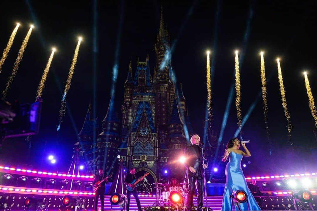 アメリカン・ブロードキャスティング・カンパニーのインスタグラム：「We're Jingle Bell Rockin' with @MickeyGuyton and @MichaelBolton at the #DisneyHolidayCelebration 🎶🎸」