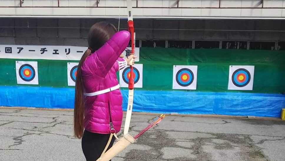 道端カレンさんのインスタグラム写真 - (道端カレンInstagram)「第4回 アーチェリー🏹体験教室  20人限定のイベントでした！ お天気も良く、参加の皆様と楽しく過ごさせていただきました！  ここひよしは、丹波黒豆の産地で、黒豆を加工したお茶やお菓子作りも盛んです。 周りには、ドイツの本格的なパン屋さんや山田精油さんの胡麻の工場がなどもあります。  車で10分ほど行くと道の駅で温泉、キャンプ場、プール、レストラン、ダムのある、スプリングひよしが有名です。  会場は昔、京都国体のアーチェリー会場となった同じ場所です。  毎年この体験教室は開かれますが、アーチェリーの数の関係で限定20名だけという貴重な機会になってしまいますがとっても楽しかったので、ご興味のある方は来年ぜひ参加していただければと思います。 参加費は無料です。  #南丹市文化観光大使 #南丹市 #ひよし」11月26日 13時21分 - karenmichibata