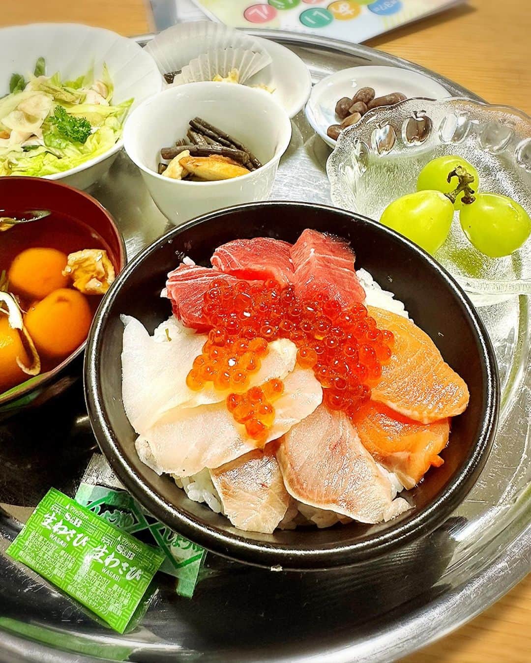 木山裕策のインスタグラム：「お昼ごはんは海鮮丼をいただきました‼️ 豊頃町は海にも面しているんですね。とても美味しかったです😋。  控え室のドリンクも、「ザ・北海道」感が満載でワクワクします😁。  それでは、本日はミラーボール🪩もある会場で講演会頑張ってきますー💪😆‼️」