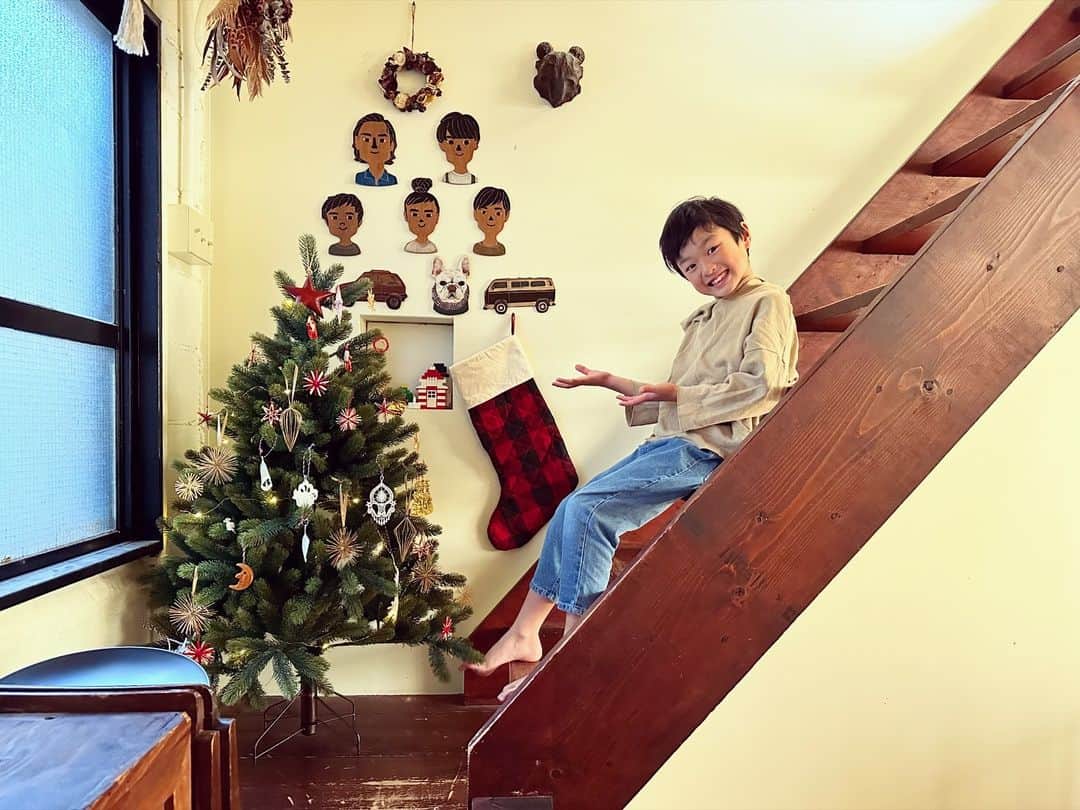 穴吹愛美のインスタグラム：「。 やっと だした 我が家の地味な クリスマスツリー。。  #こども#暮らし#日々#子育て#桜和#クリスマスツリー」