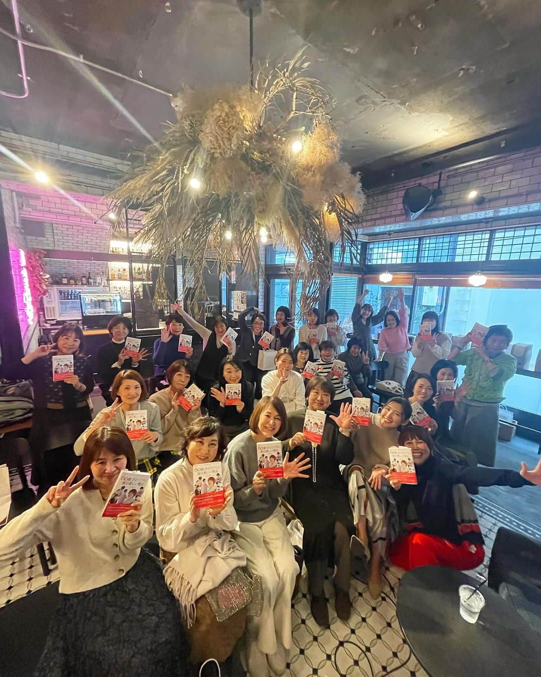 山本浩未のインスタグラム：「全国横断BOOKTOUR📕 ＠倉敷  ワタクシが "はらぱん"愛用者というご縁で「くらしきぬ」のある倉敷で開催。 定員を増席いただいて満席御礼の会🈵  お嫁さんと来てくださった方や石井哲代 さんとご近所って方、四国からお土産をお持ちくださったりと、、  ありがとうございました♥️♥️♥️♥️♥️♥️  くらしきぬの森高さん、佐藤さん、同級生アカマツ、従姉妹のトシちゃん、KAGのスタッフの皆さま、 感謝♥️感謝♥️感謝♥️  ランチに食べた「cafe&bar KAG」のハンバーガー🍔😋  帰りの倉敷駅に 『TWILIGHT EXPRESS 瑞風』がっ🚊✨  倉敷、楽しかったです😆  #60歳ひとりぐらし毎日楽しい理由 #60歳毎日楽しい理由 #日本全国ブックツアー #山本浩未のBOOKTOUR #ズカ姫チャート #倉敷 #くらしきぬ #はらぱん #TWILIGHTEXPRESS瑞風 #uzufuloufushi #20neo  #sunao #kobako キャプションを入力…」