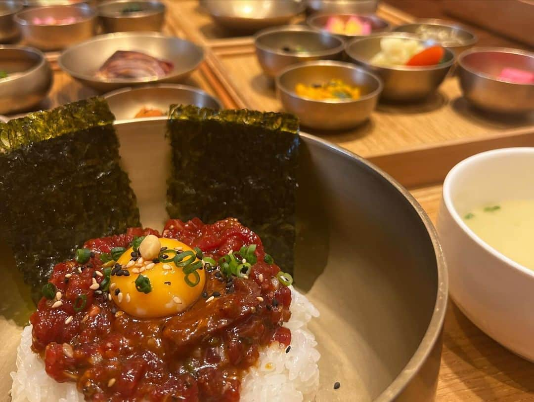 あいりさんのインスタグラム写真 - (あいりInstagram)「先日、みんなでランチしてきました🍽️ ⁡ ちえさん(@chiehidakamua )が予約してくれた 韓国料理をコースで味わえるお店がとっても美味しかった〜😋✨ ⁡ ⁡ 韓国料理を堪能した後は 表参道ヒルズにあるK-3B (@k3b.official )へ。 ⁡ ⁡ モノトーンカラーを基調にした、シンプルながらもデザイン性のあるお洋服が私好みでした😍 ⁡ 合わせ方によってカジュアルにもキレイめにも着られるのがいい💓 ⁡ なによりポリエステル100%で作られたものが多くて、 皆さまご存知、私はポリエステルおばさんなので、扱いやすいっていうのがかなり気に入りました🙌✨ メンズもカッコよかった〜👍 ⁡ ⁡ お洋服を見た後は カフェでケーキを食べながらまたお喋りして…🙊 と、この日は楽しい1日を過ごしました☺️ ⁡ それにしても、今日は特別に寒いですね🥶 皆様、暖かくしてお過ごしくださいね🙇‍♀️ ⁡ ⁡ ⁡#時差投稿  #ランチ #YouTuber  #ポリエステルおばさん  #冬はカシミヤおばさんにもなります」11月26日 13時33分 - airi_happy