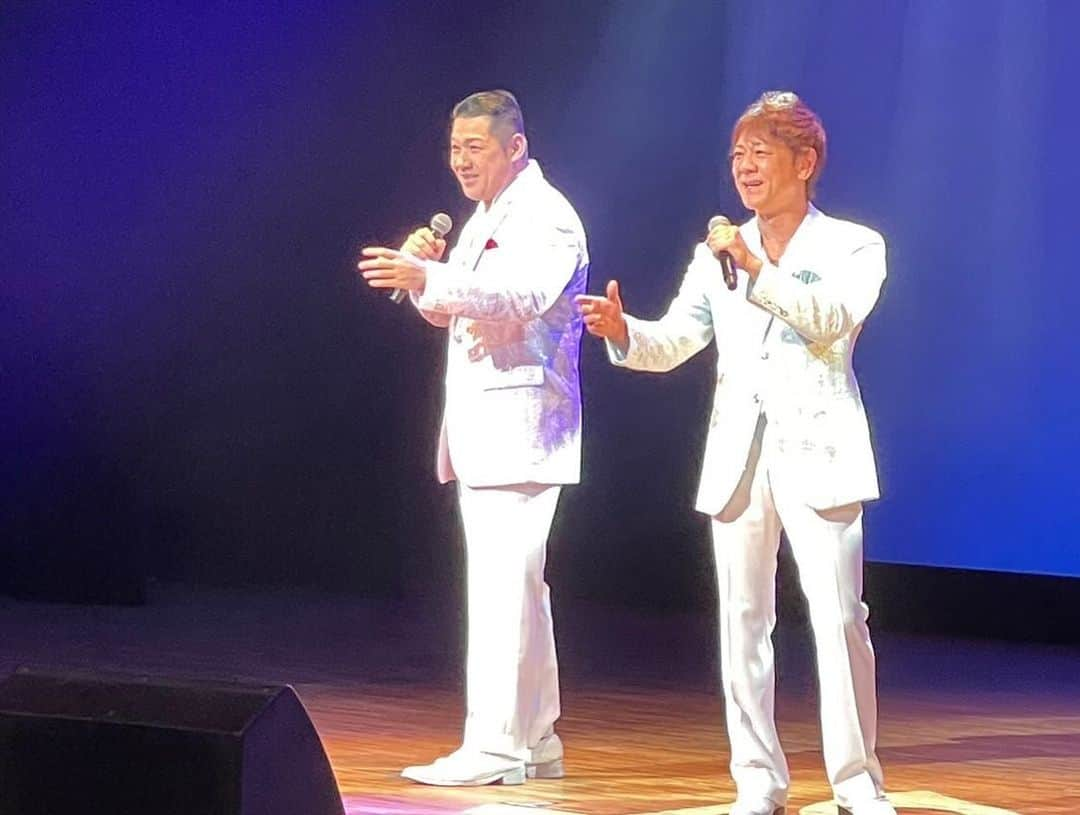 北島兄弟さんのインスタグラム写真 - (北島兄弟Instagram)「* 昨日は、興亜様の歌の会🎤ということで、熊本の長洲町にお邪魔しておりました！前日には、北島兄弟で、柳川市役所で金子市長にご挨拶させていただきました。 ・ ・ #北島兄弟 #コンサート #熊本県 #長洲町 #柳川市役所  #北山たけし #大江裕」11月26日 13時33分 - kitajima_brothers_official