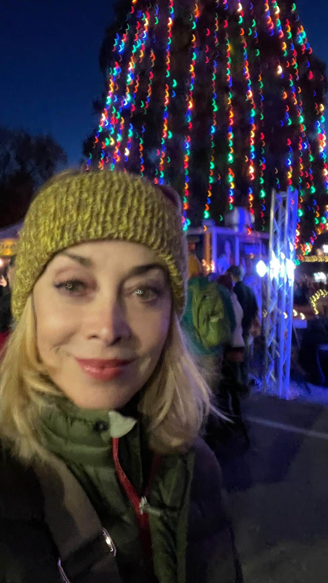 シャロン・ローレンスのインスタグラム：「The #treelighting in #idyllwild always ushers in the #holiday season. The #christmastree 🎄in the center of town  making spirits bright✨ #idyllwildcalifornia  #idyllwildtreelighting」