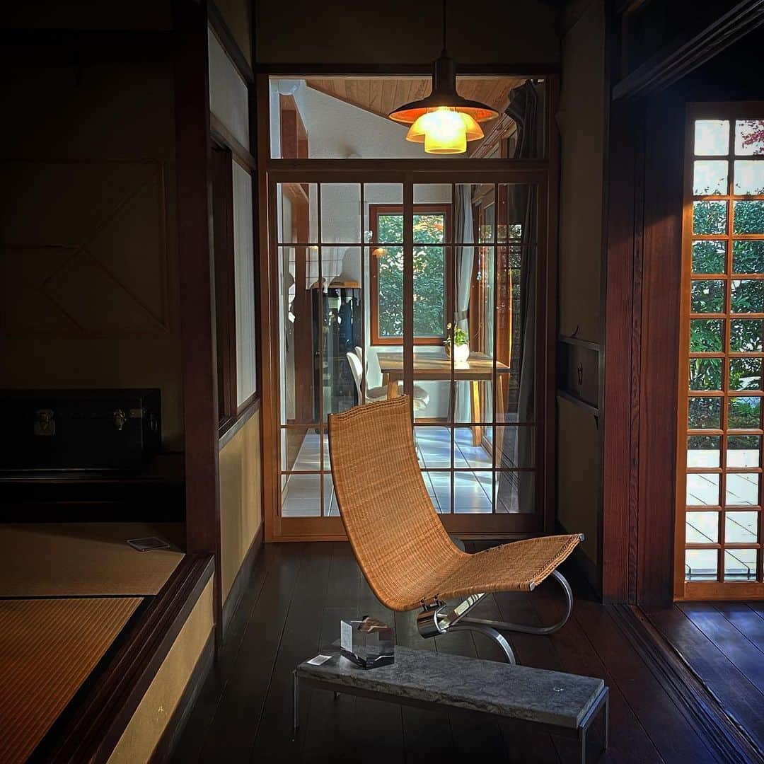 行正り香さんのインスタグラム写真 - (行正り香Instagram)「京都の北白川の旧喜多邸にて、ヴィンテージのポール・ケアホルムやPHランプの展示をされているRelevant Object に伺いました。日本家屋の空間とデンマーク家具や照明器具の組み合わせの、何と美しいこと。ギャラリーの智紗さん、ウィリアムさんにたくさんの学びをいただきました。素晴らしいギャラリーです。https://www.relevantobject.com/ #行正り香 #rikayukimasa @relevantobjectgallery #北欧インテリア #ポールケアホルム」11月26日 13時37分 - rikayukimasa