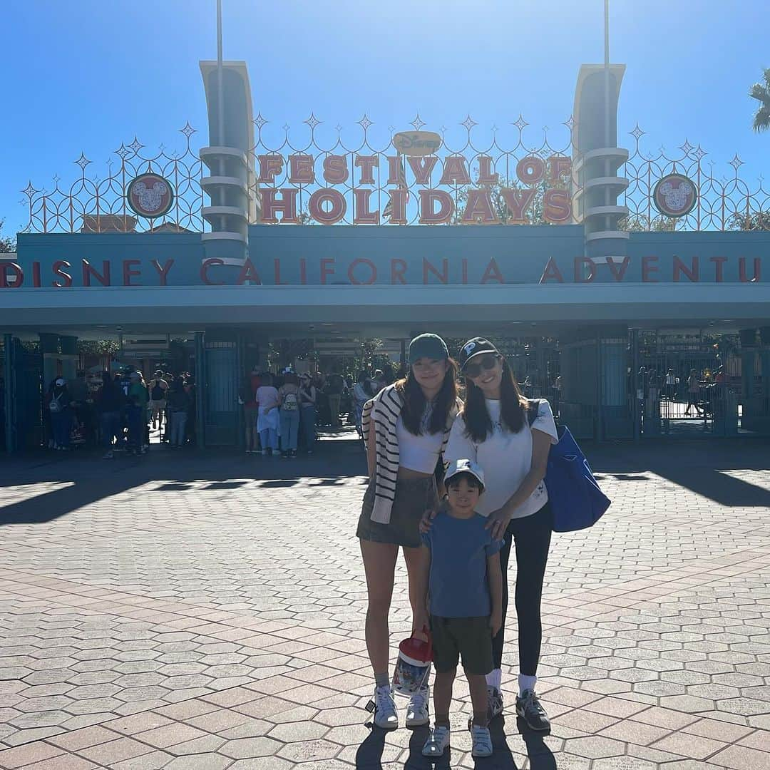 山城葉子さんのインスタグラム写真 - (山城葉子Instagram)「🇨🇦🇺🇸trip  Disney Land2日目 California adventure  parkというテーマパークへ。  めちゃくちゃ広くて めちゃくちゃ歩いてクッタクタになったけど、 楽しかった〜。  2日目もバッチリ最後の0時近くまで遊びました。 ヒナちゃん居なかったら、きっと20時頃帰ってたけど、 ヒナちゃんの元気さと、 「疲れた〜」という仁くんを抱っこして移動してくれたり、 待ち時間に寝ちゃった仁君を抱っこして並んでくれたり、 ヒナちゃんのサポートのお陰で最後まで楽しめました！ ヒナちゃん力持ち💪 若さって凄い。  UTAちゃんも必ず一緒に来たい。絶対喜ぶはず〜。 また来年来れますように！」11月26日 13時37分 - yokoyamashiro