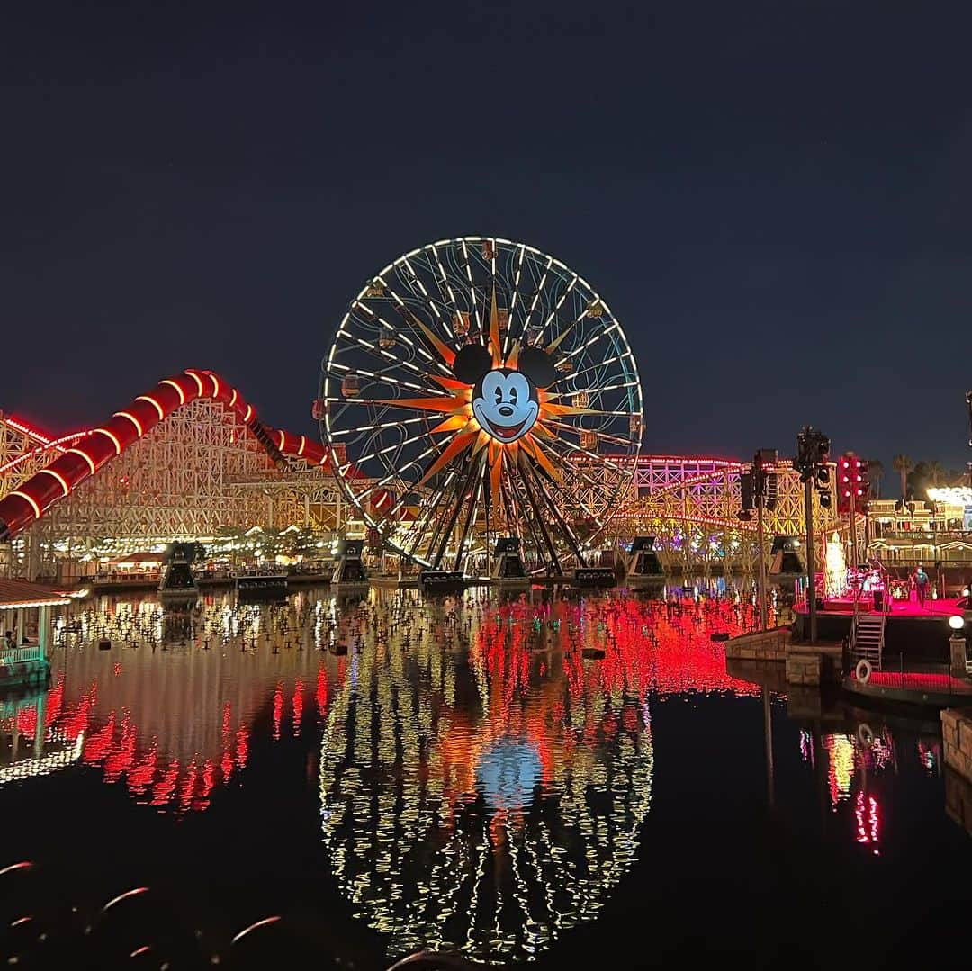 山城葉子のインスタグラム：「🇨🇦🇺🇸trip  Disney Land2日目 California adventure  parkというテーマパークへ。  めちゃくちゃ広くて めちゃくちゃ歩いてクッタクタになったけど、 楽しかった〜。  2日目もバッチリ最後の0時近くまで遊びました。 ヒナちゃん居なかったら、きっと20時頃帰ってたけど、 ヒナちゃんの元気さと、 「疲れた〜」という仁くんを抱っこして移動してくれたり、 待ち時間に寝ちゃった仁君を抱っこして並んでくれたり、 ヒナちゃんのサポートのお陰で最後まで楽しめました！ ヒナちゃん力持ち💪 若さって凄い。  UTAちゃんも必ず一緒に来たい。絶対喜ぶはず〜。 また来年来れますように！」