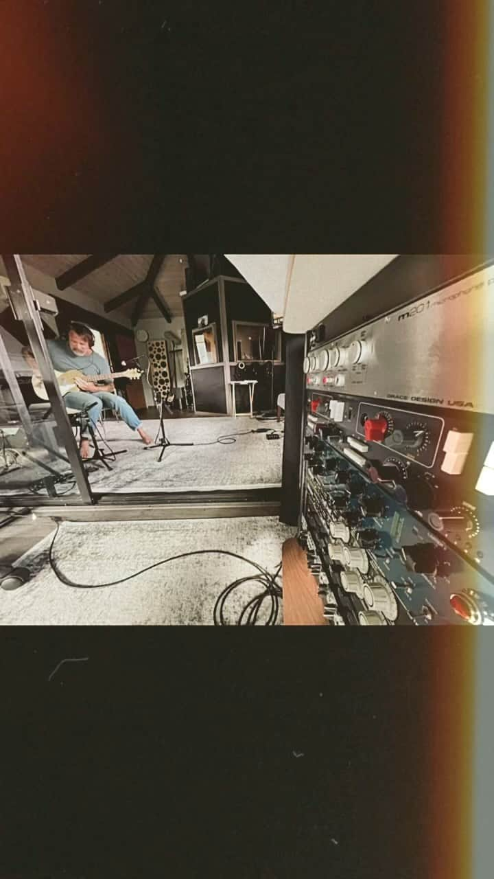 Donavon Frankenreiterのインスタグラム：「Another day in the studio 🦉🦉 New album coming soon 🤠」