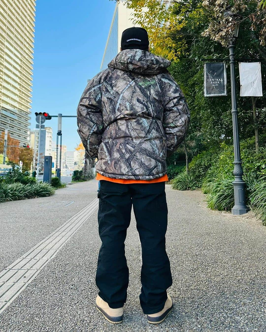 ?Yukihiro Ito?さんのインスタグラム写真 - (?Yukihiro Ito?Instagram)「🍂🍊🍃 ・ ・ "Supreme 2023 Fw Week14" "Gore-Tex 700-Fill Down Parka" ・ ・ これさえあれば冬乗り越えられるやつGOT'EM‼️ ・ GORE TEXやから雨も雪も余裕☃️ ・ ・ てか、 これ前評判でかなりデカそうって聞いてたから不安で 試着してからサイズ決めようと店舗まで行ってきたけど 行って正解でした🤣 ・ ・ いつもSupremeはLサイズが基本な僕が これに限ってはなんとSサイズ😳 ・ ・ ほんまにオンラインで適当に買わんで良かった😮‍💨 これを購入検討されている方はお気を付け下さい(´･Д･)」 ・ ・ outer → Supreme Gore-Tex 700-Fill Down Parka S inner → Supreme Box Logo L/S T-shirt L 🍊 pants → Carhartt double knee denim 32 sneakers → NIKE SB wheat 28cm cap → Chrome Hearts ・ ・ ・ #supreme #supremenyc #Supremeweek14 #goretex #supremeboxlogo #carhartt #doubleknee #シュプリーム #nike #nikesb #wheat #sneakers #snkrskickcheck #snkrs #kicks #ナイキ」11月26日 13時48分 - yukky0729