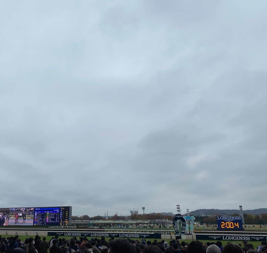 田添菜穂子のインスタグラム：「今日はジャパンカップ表彰式の英語司会で東京競馬場に来ています！  寒いですが、すごい人気で大勢の方がご来場。 楽しみだなあ。 オフィシャルパートナーのロンジンがタイムキーパー。  #東京競馬場 #ジャパンカップ #ジャパンカップ2023 #アイルランド大使賞 #ロンジン賞」