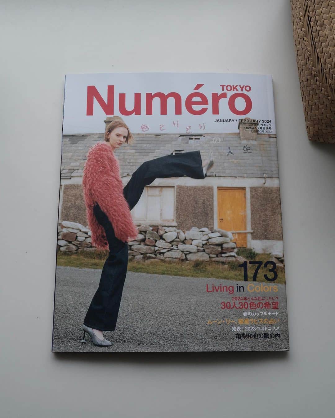 鎌田安里紗のインスタグラム：「Numero TOKYO1,2月合併号の「今月の展覧会」にて、六本木ヒルズ森美術館で開催中の「私たちのエコロジー：地球という惑星を生きるために」を訪ねたレポートを書きました。 5トンの貝殻、踏み締めにいってほしい。  🪐  @numerotokyo  @moriartmuseum」