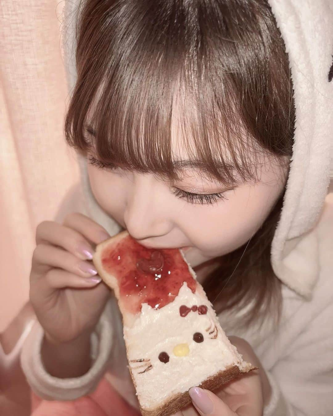 大竹愛美さんのインスタグラム写真 - (大竹愛美Instagram)「キティーちゃんﾐ・◦・ﾐ🎀🍞  可愛くできた🤍💞  #きてぃーちゃん #ハローキティー #朝ごはん #パン #食パン #食パンアレンジ  #hellokitty #kitty #サンリオ #헬로키티 #산리오#07 #fjk #fjkの素敵な思い出 #fjkブランド」11月26日 13時47分 - ami_22083