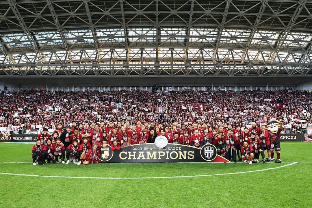 酒井高徳のインスタグラム：「最高の瞬間、最高の景色。  全ての人へありがとう。  We are the Champions 🏆🔥  Wir sind die Meister 🏆🔥  #2023 #jleague #champion #meister #dreamcometrue」