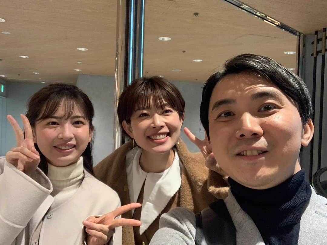 山本隆弥のインスタグラム：「･･･ 超仲の良い同期である林マオと、 昨日ウェークで紅葉中継担当してくれた西尾桃アナと 仕事、イベント終わりでランチに行ってきました！ 顔の大きさを気にして林は後ろへ。笑  #林マオ #西尾桃 #ytv #アナウンサー」