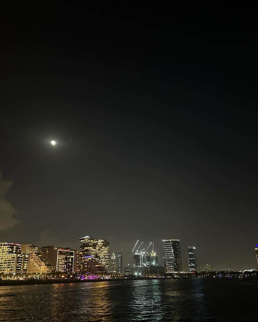 マギーさんのインスタグラム写真 - (マギーInstagram)「夜は、ドバイの街を海側から眺めてみました🏙️✨ 異世界にきたような不思議！ 世界中から人が集まっているので、 エネルギーが渦巻いているような、だけど 海に出るとピースフルで気持ち良い夜風あびれた〜  #ドバイ #Dubai」11月26日 13時56分 - maggymoon