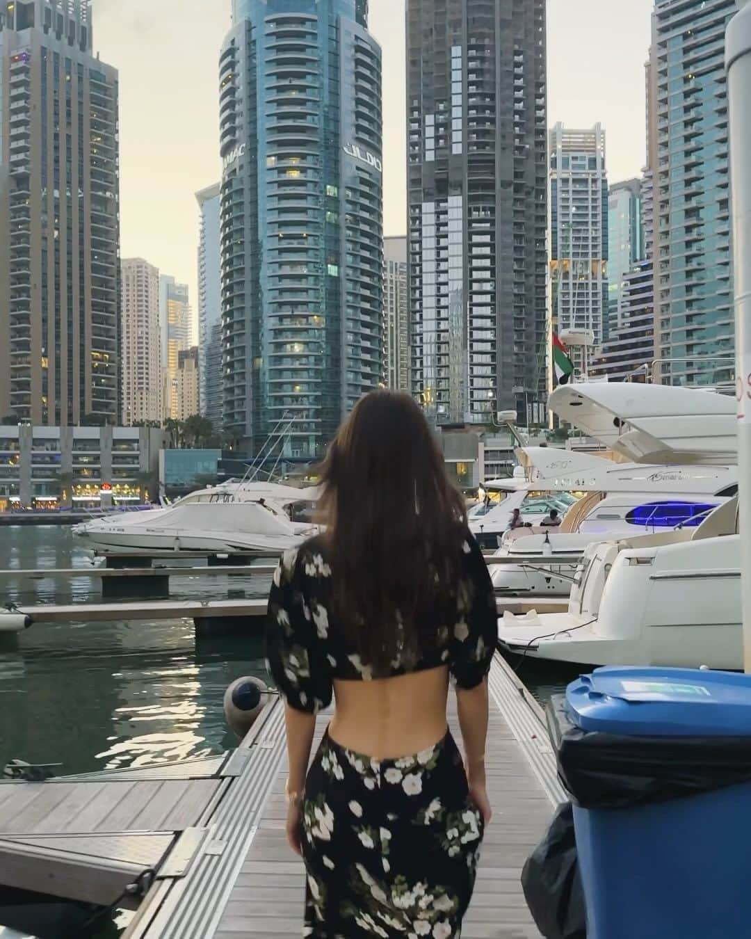 のインスタグラム：「夜は、ドバイの街を海側から眺めてみました🏙️✨ 異世界にきたような不思議！ 世界中から人が集まっているので、 エネルギーが渦巻いているような、だけど 海に出るとピースフルで気持ち良い夜風あびれた〜  #ドバイ #Dubai」