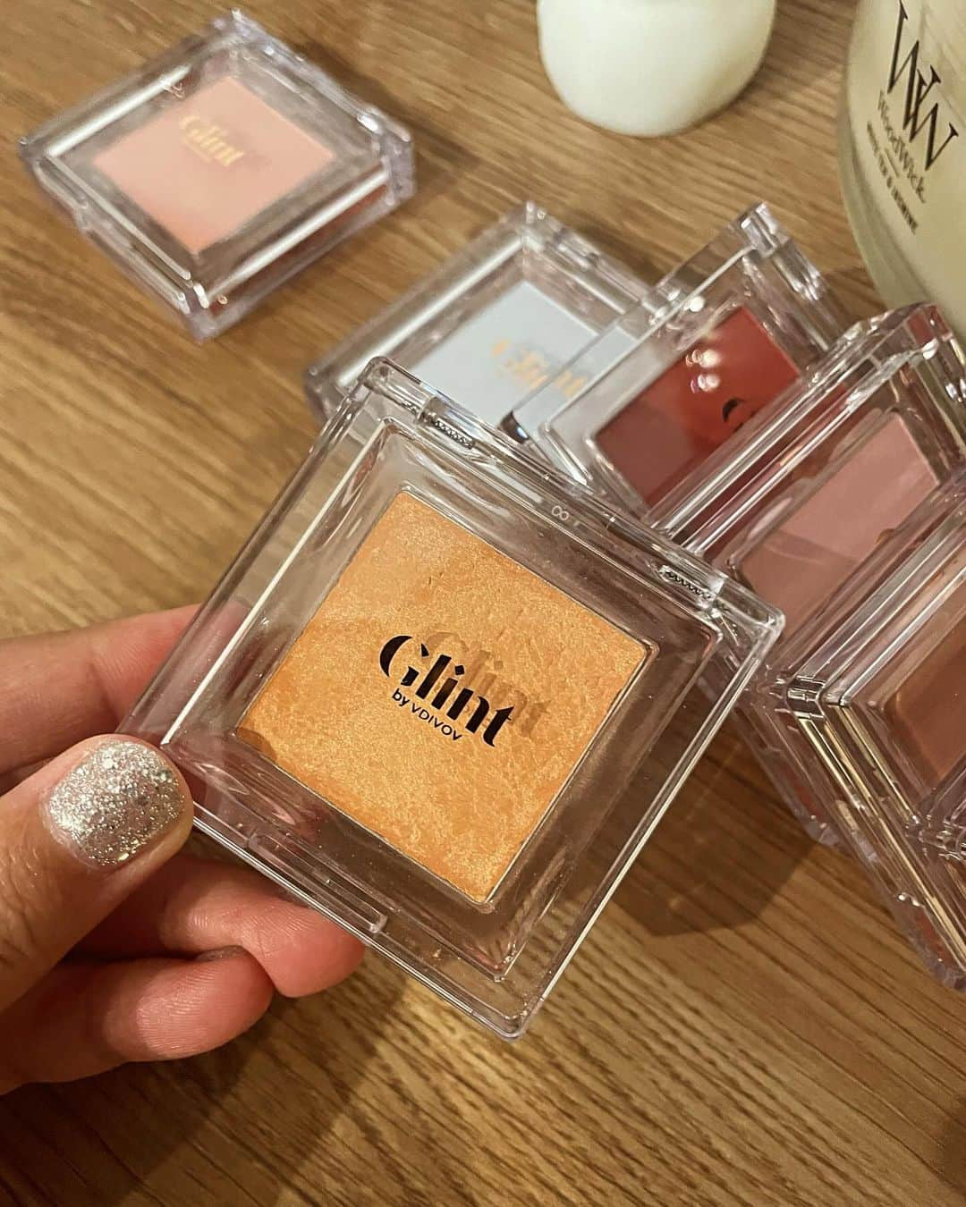 Shioneのインスタグラム：「最近お気に入りのチーク🍊🔥 @glint__official のベイクドブラッシュ 2,400円(税込)🌼 . . 特にお気に入りは01🍊 黄みが強くてとってもかわいい！！ . . このチークははっきり色が出るというよりはニュアンスを変えてくれるから 色んなチークと合わせても最高🤤🔥 粉質がしっっとりしてるから肌馴染みも抜群なんだ🥰 @lgbeauty_jp @moreme_official  #pr #Glint #グリント #韓国コスメ #コスメ #チーク #ベイクドブラッシュ」